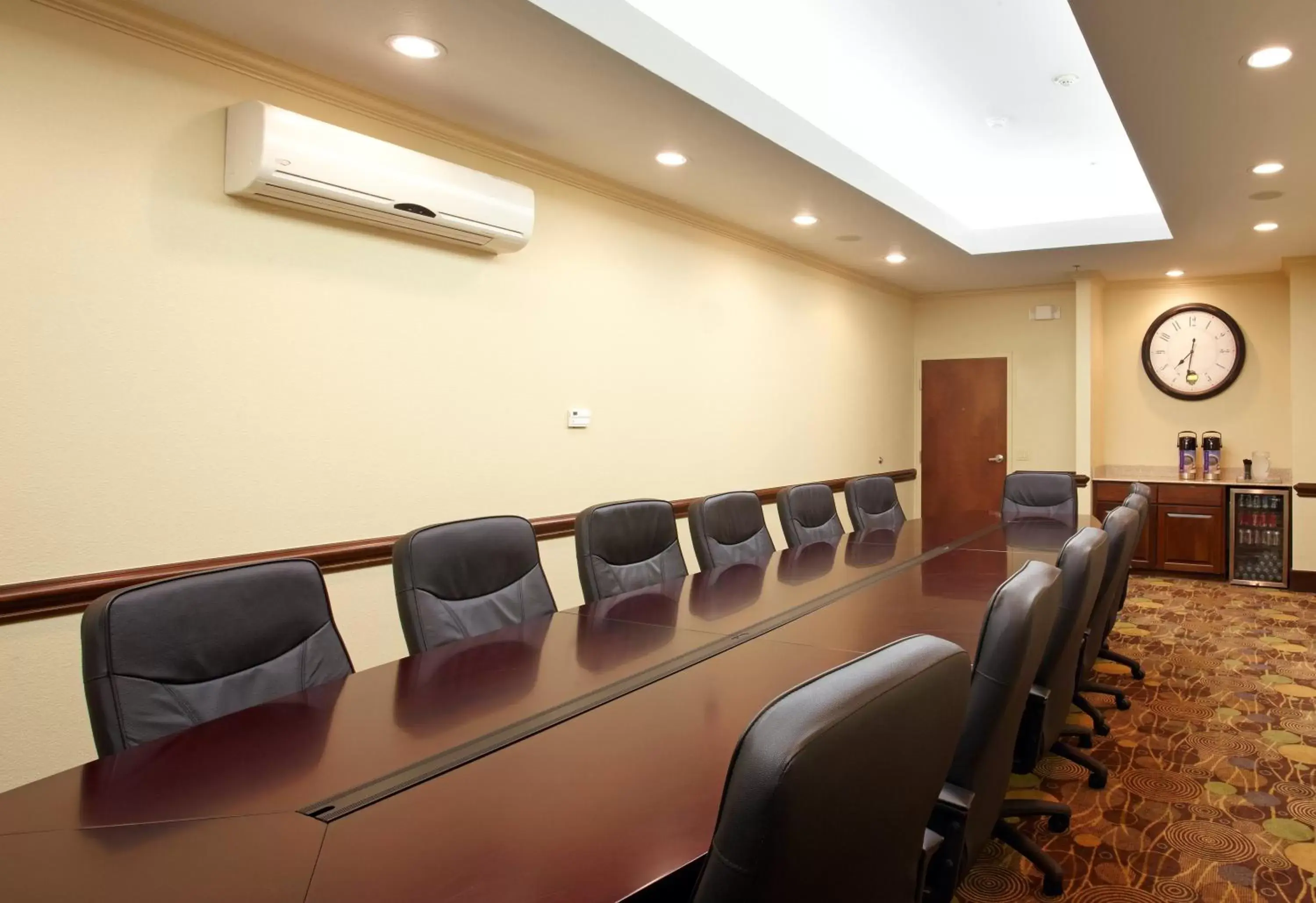 Meeting/conference room in Holiday Inn Express & Suites Deer Park, an IHG Hotel