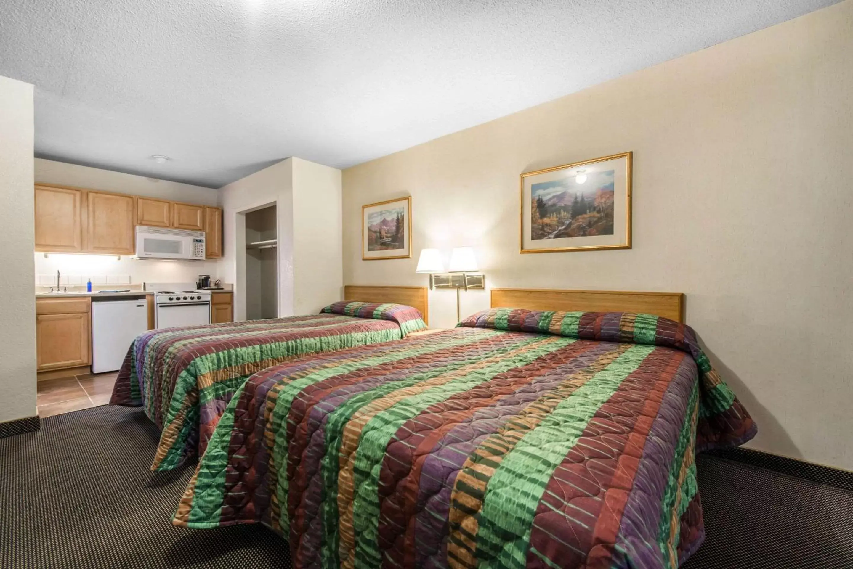 Photo of the whole room, Bed in Rodeway Inn & Suites Colorado Springs