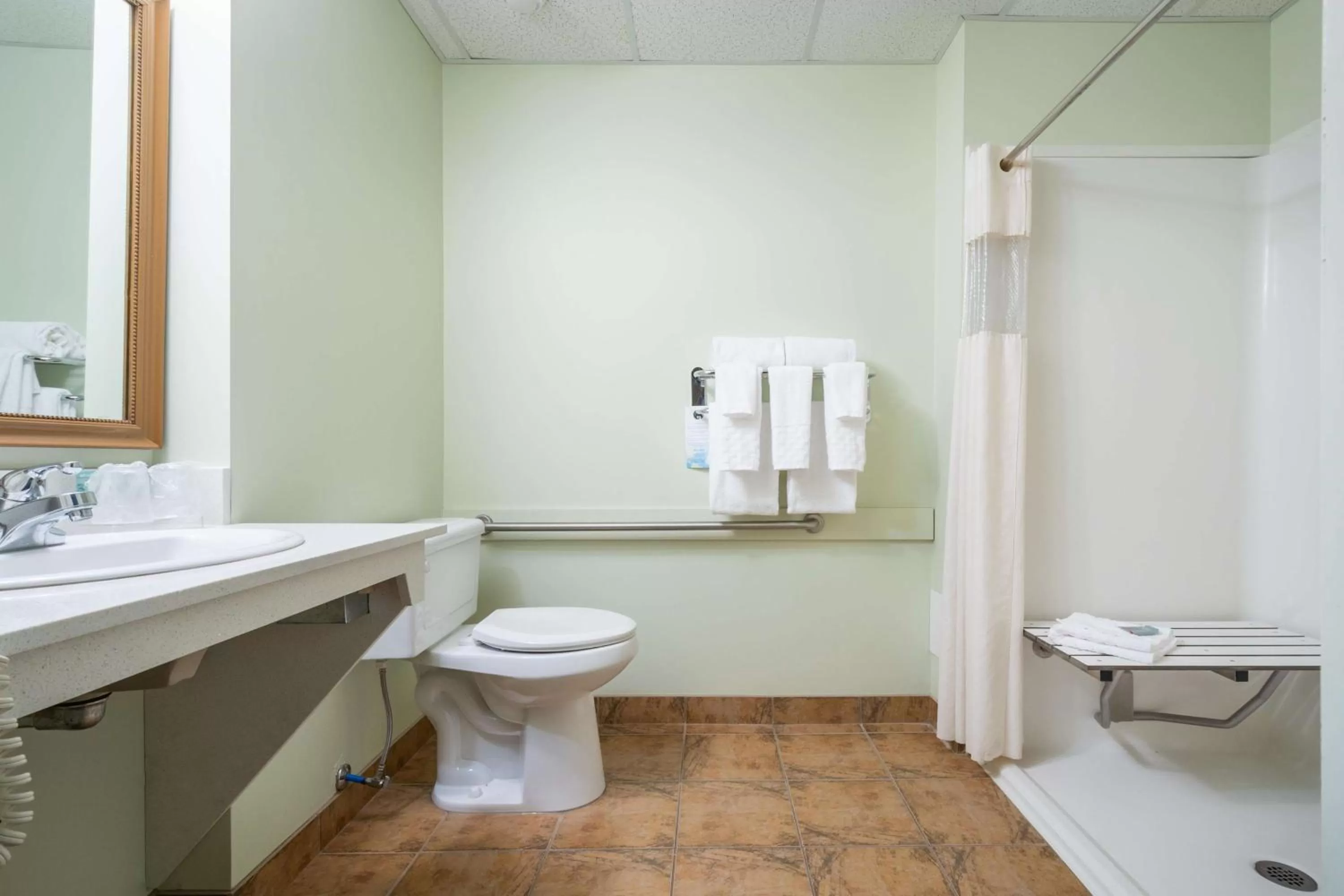 Bathroom in Service Plus Inns and Suites Calgary