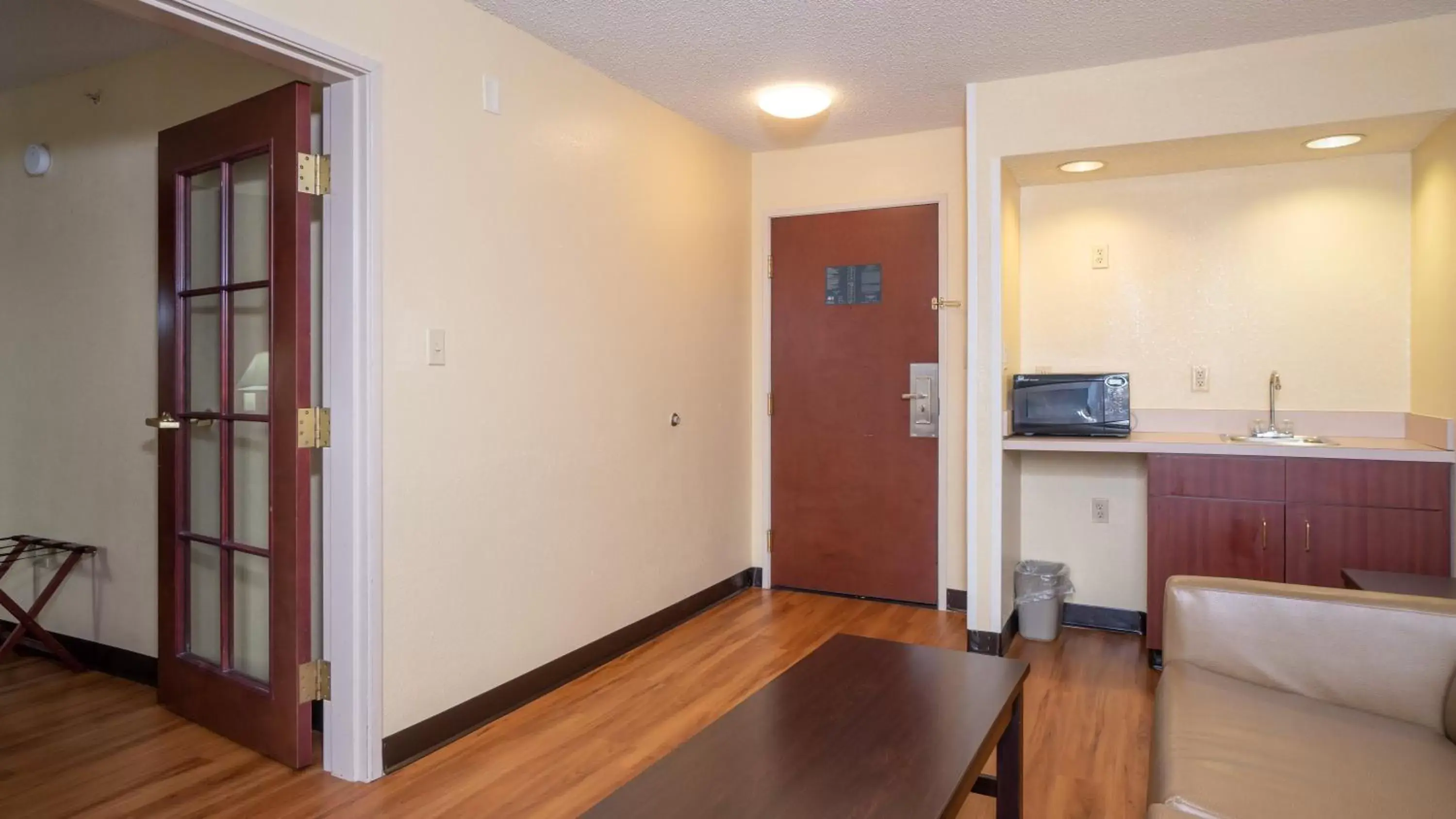 Photo of the whole room, Kitchen/Kitchenette in Red Roof Inn & Suites Indianapolis Airport