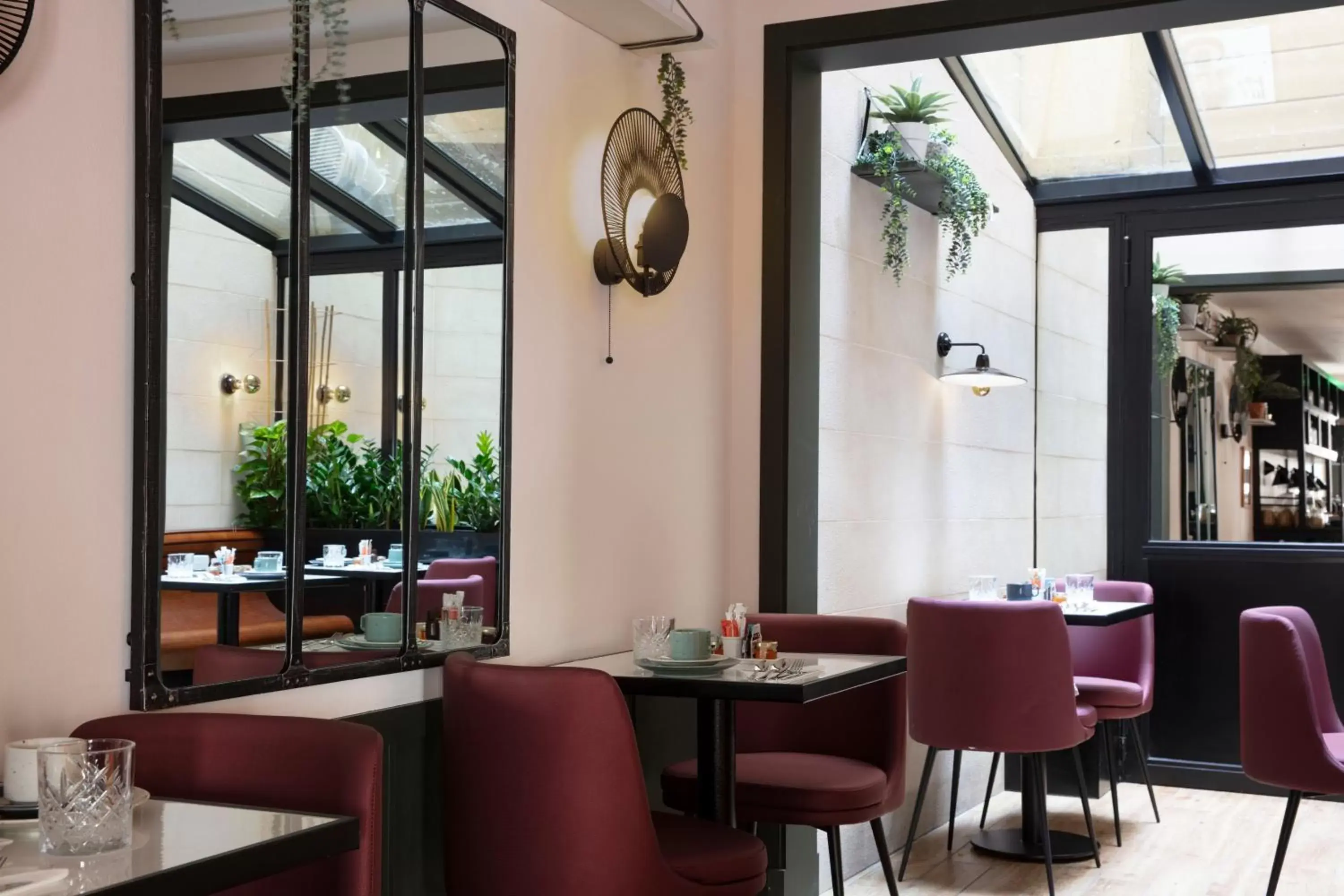 Day, Restaurant/Places to Eat in Hotel Bastille Speria