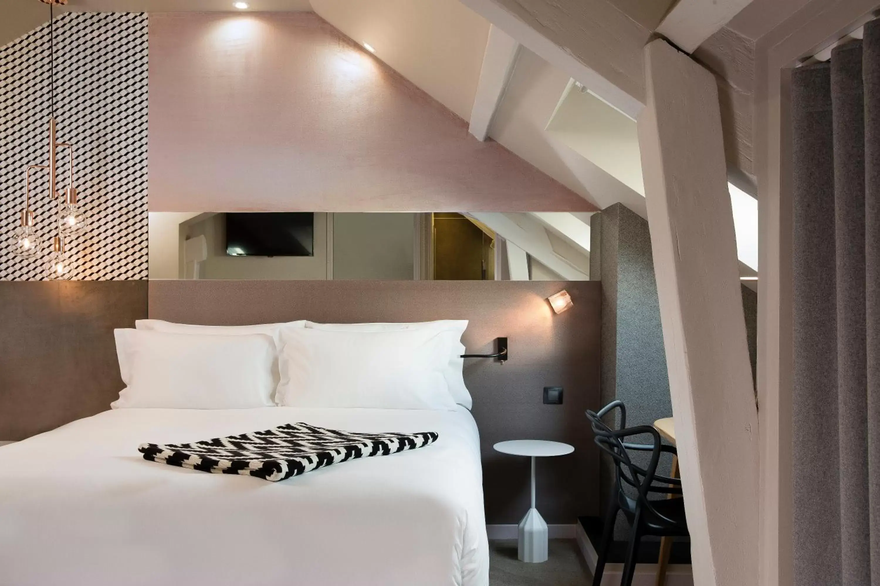 Bed in Hotel Duette Paris