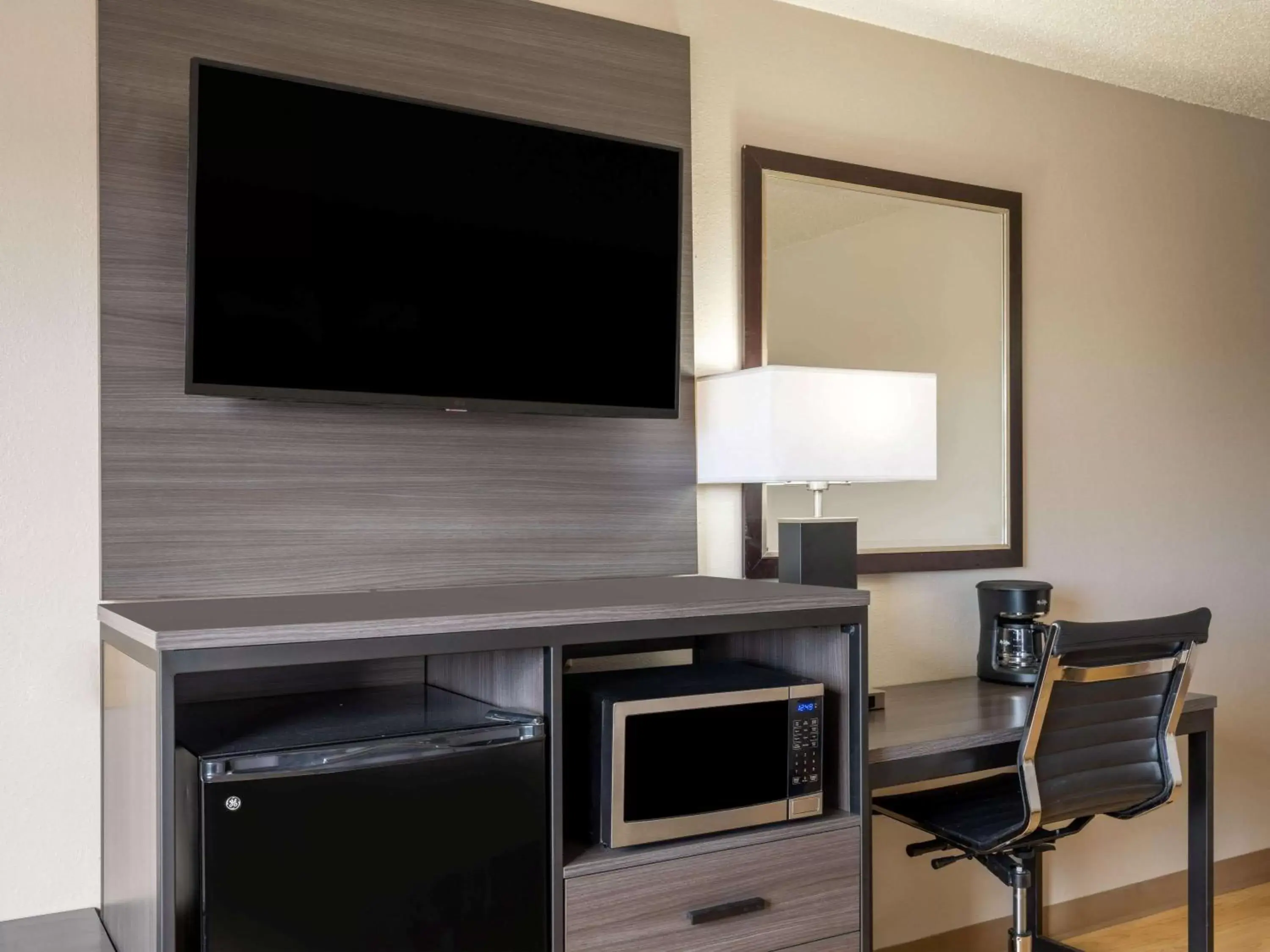Bedroom, TV/Entertainment Center in Super 8 by Wyndham Clinton