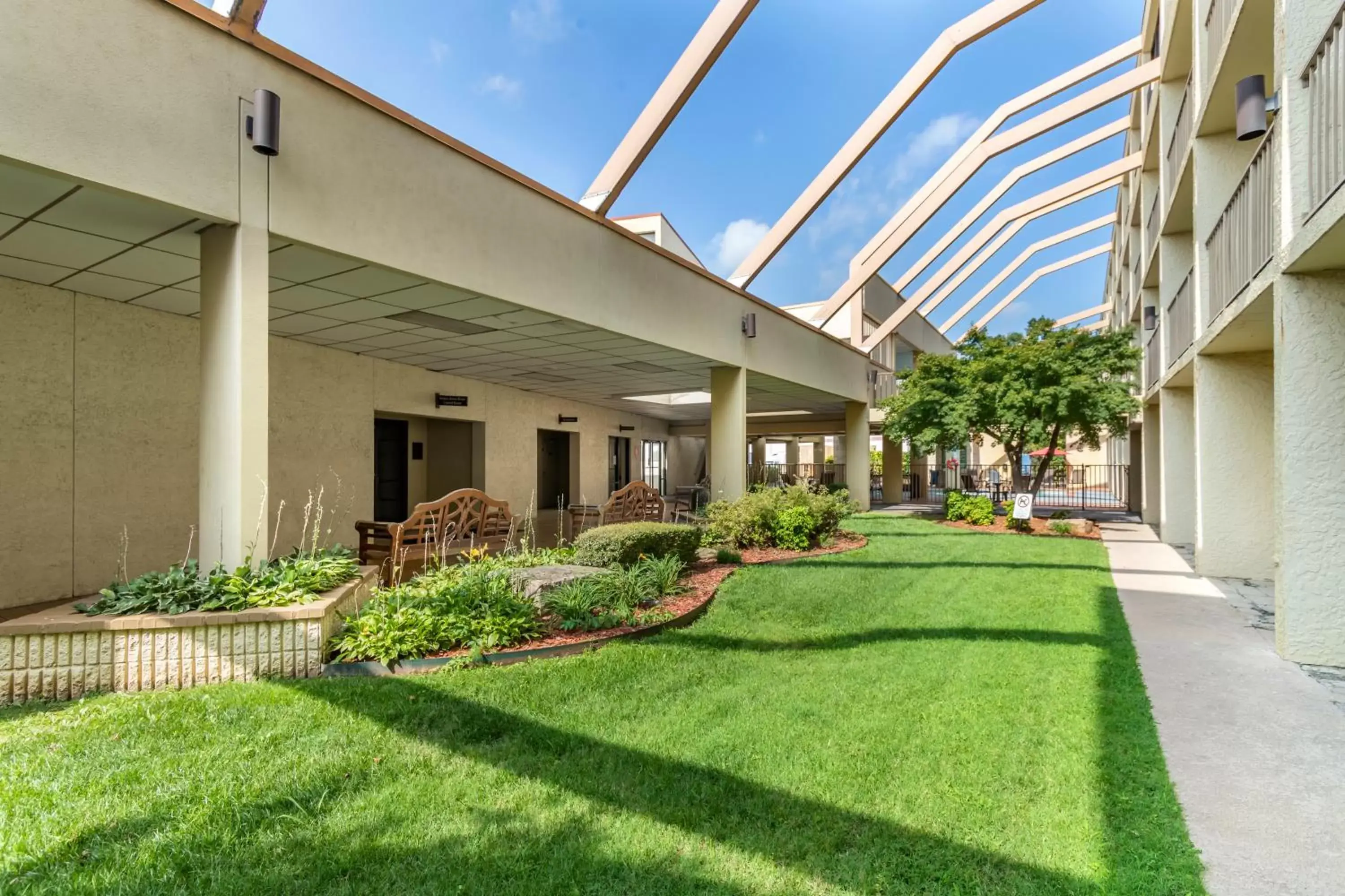 Balcony/Terrace, Property Building in Clarion Hotel Broken Arrow - Tulsa