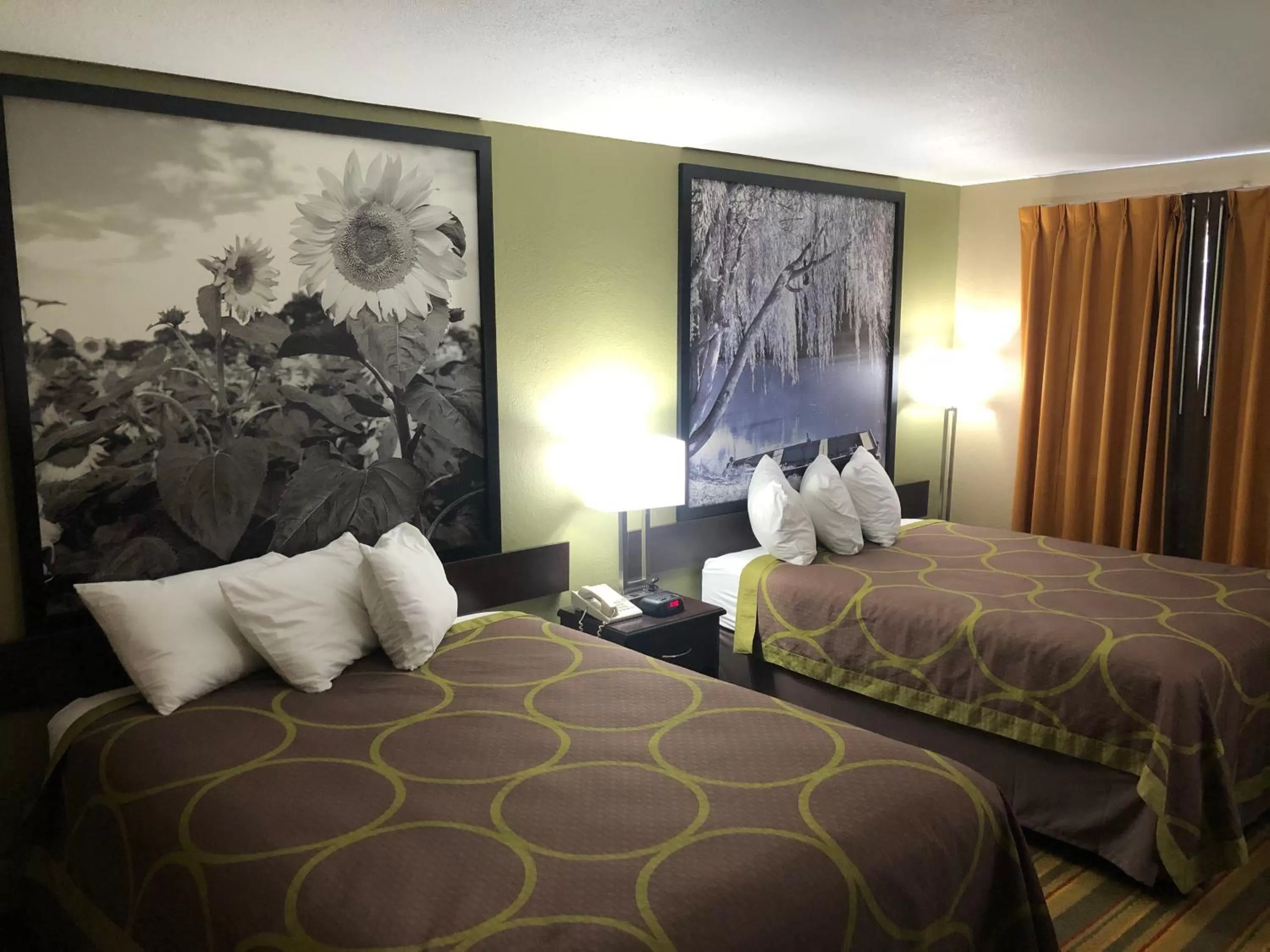 Bed in Super 8 by Wyndham Topeka/Wanamaker RD/I-70