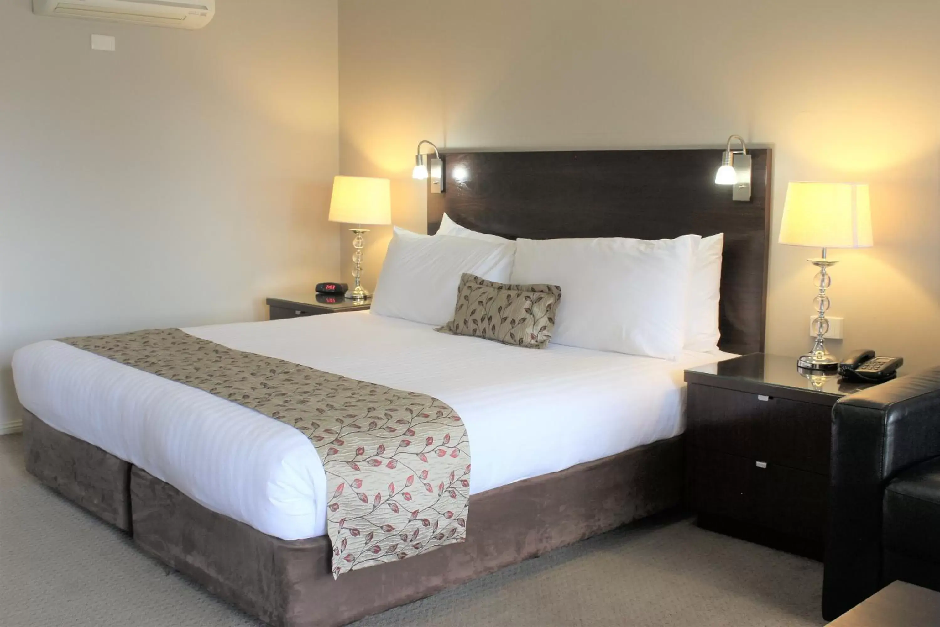 Bed in Carlyle Suites & Apartments