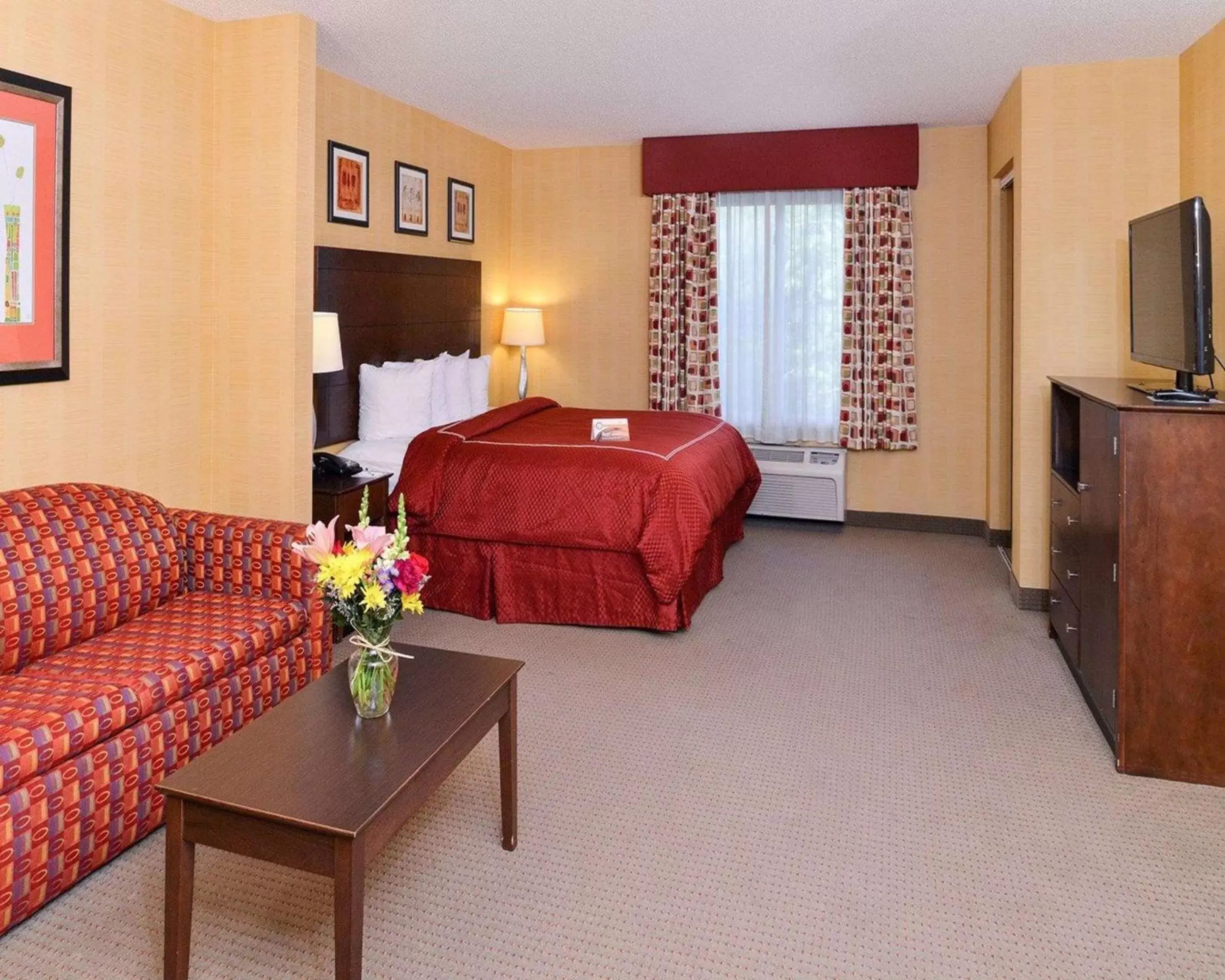 Photo of the whole room, Bed in Quality Suites Stratford Photo of the whole room, Bed in Quality Suites Stratford