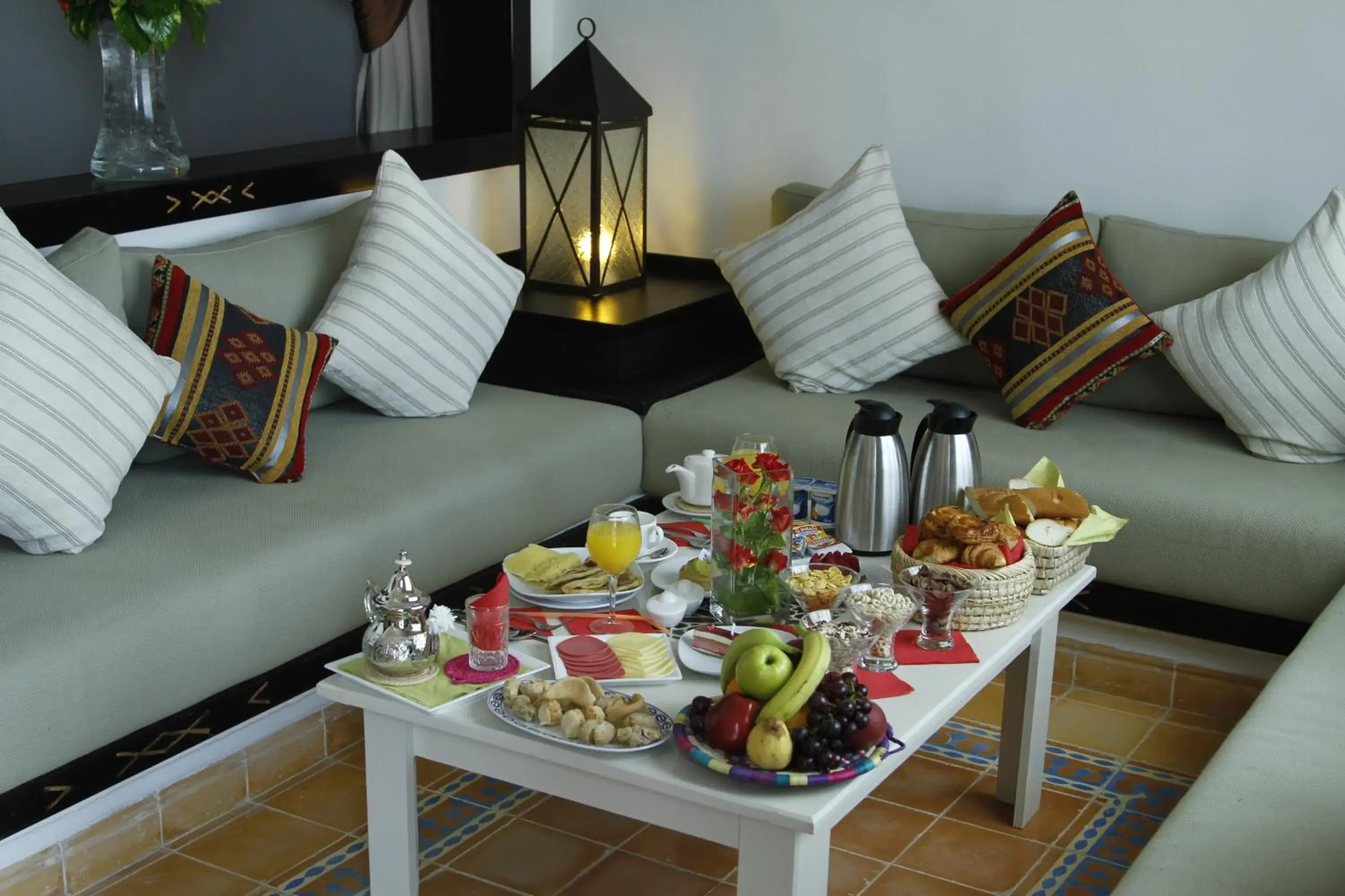 Food and drinks in Borjs Hotel Suites & Spa