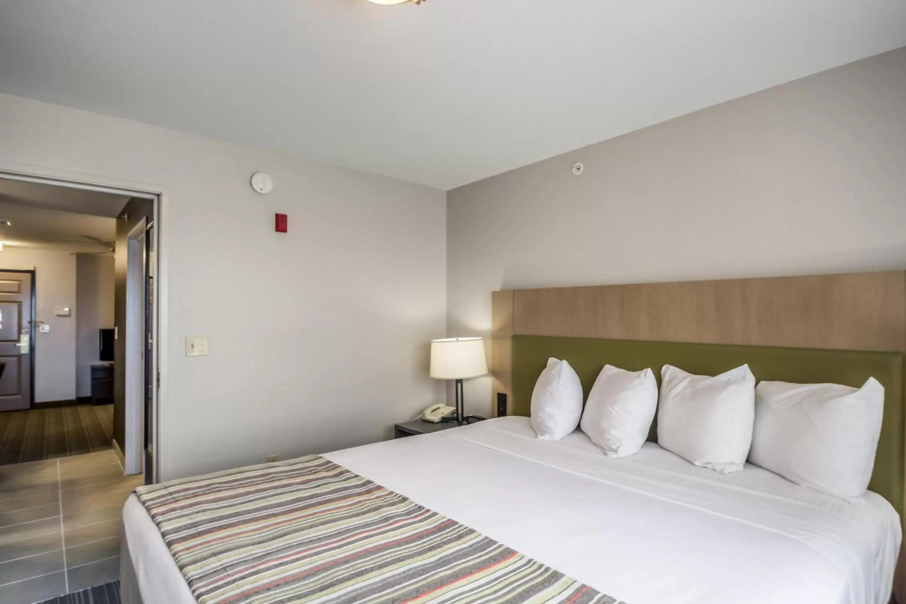 Bedroom, Bed in Country Inn & Suites by Radisson, Fond du Lac, WI