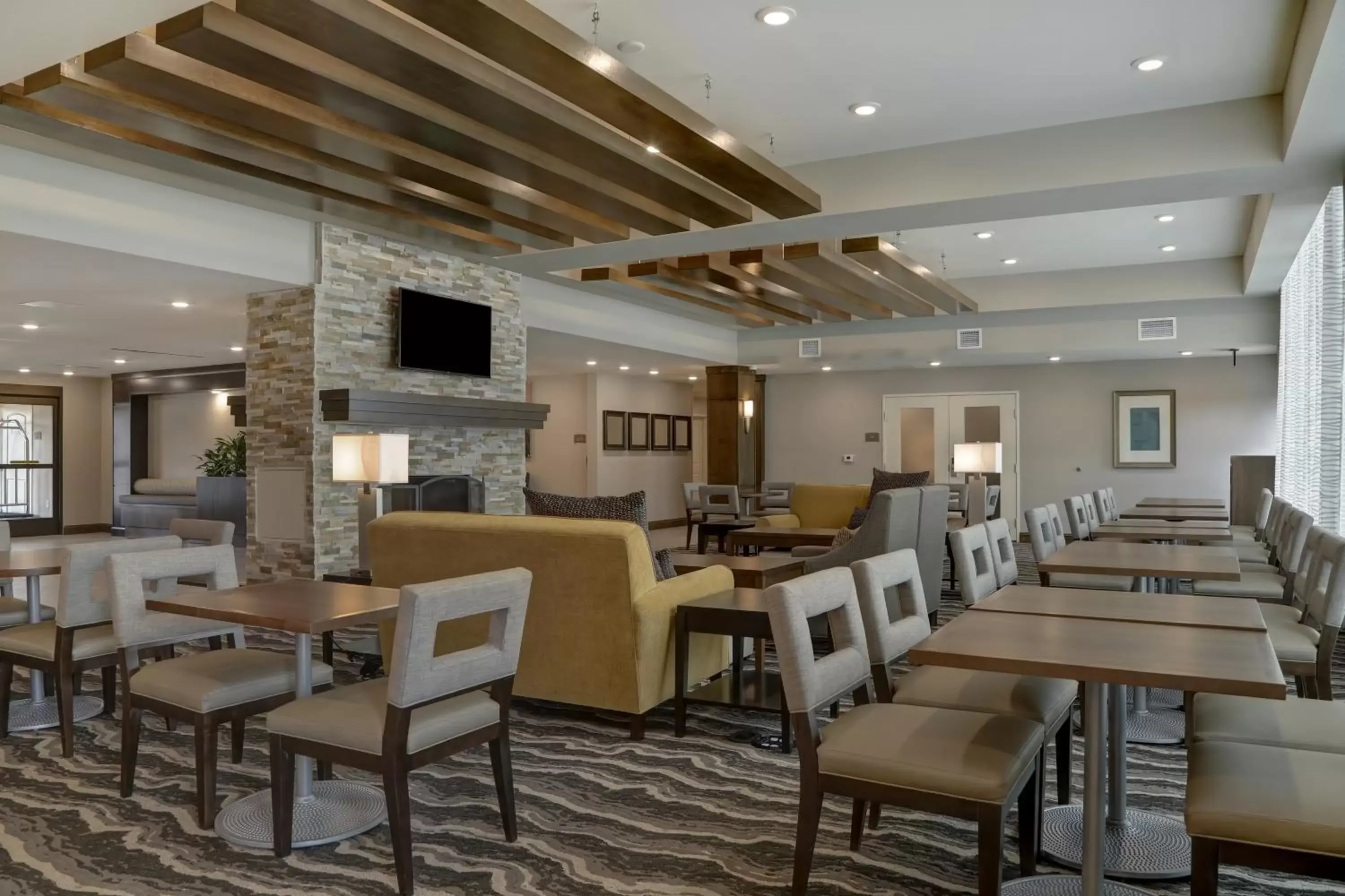 Lobby or reception, Restaurant/Places to Eat in Staybridge Suites - Overland Park - Kansas City S, an IHG Hotel