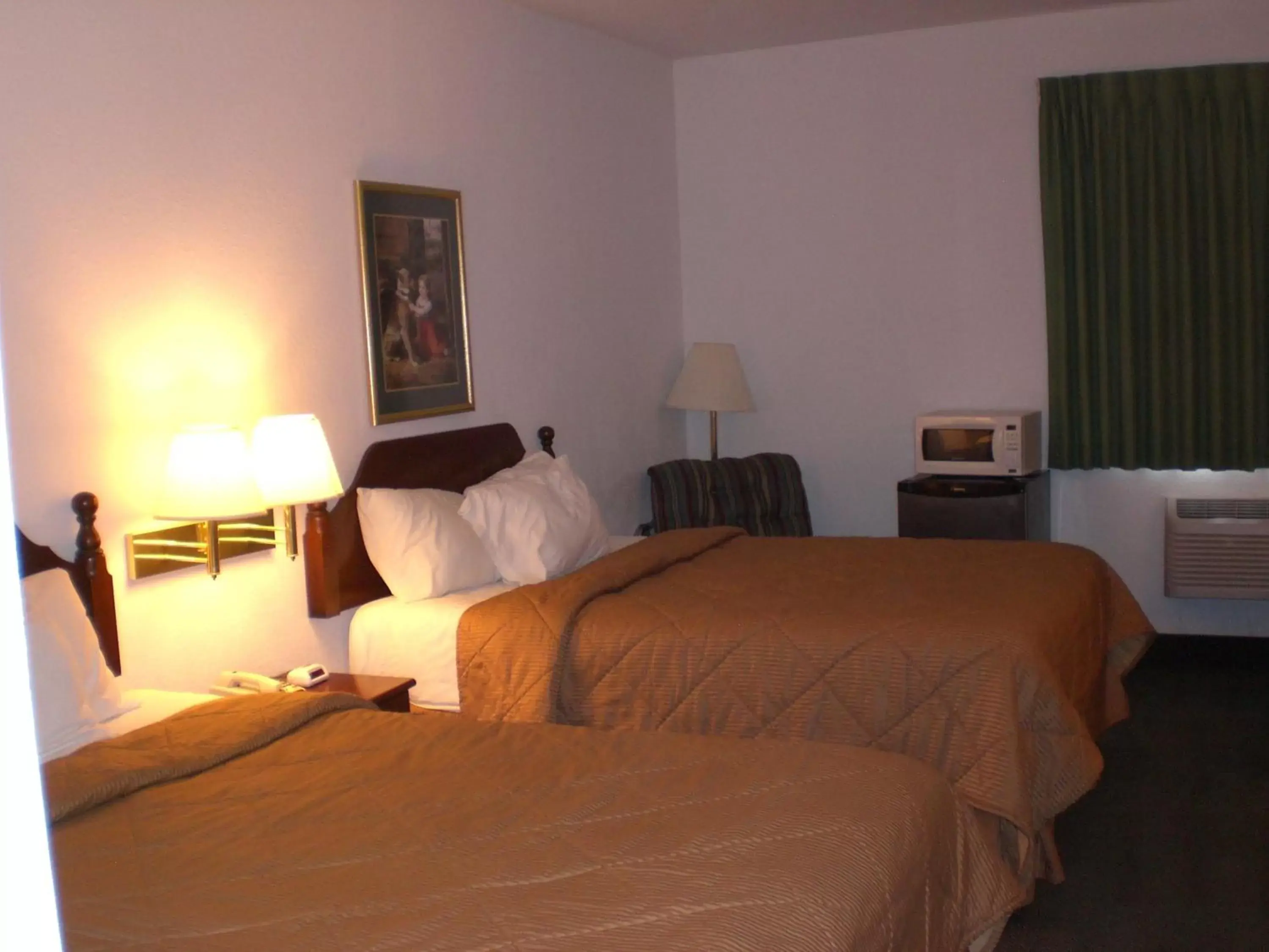 Queen Room with Two Queen Beds - Non-Smoking in Days Inn by Wyndham Butler