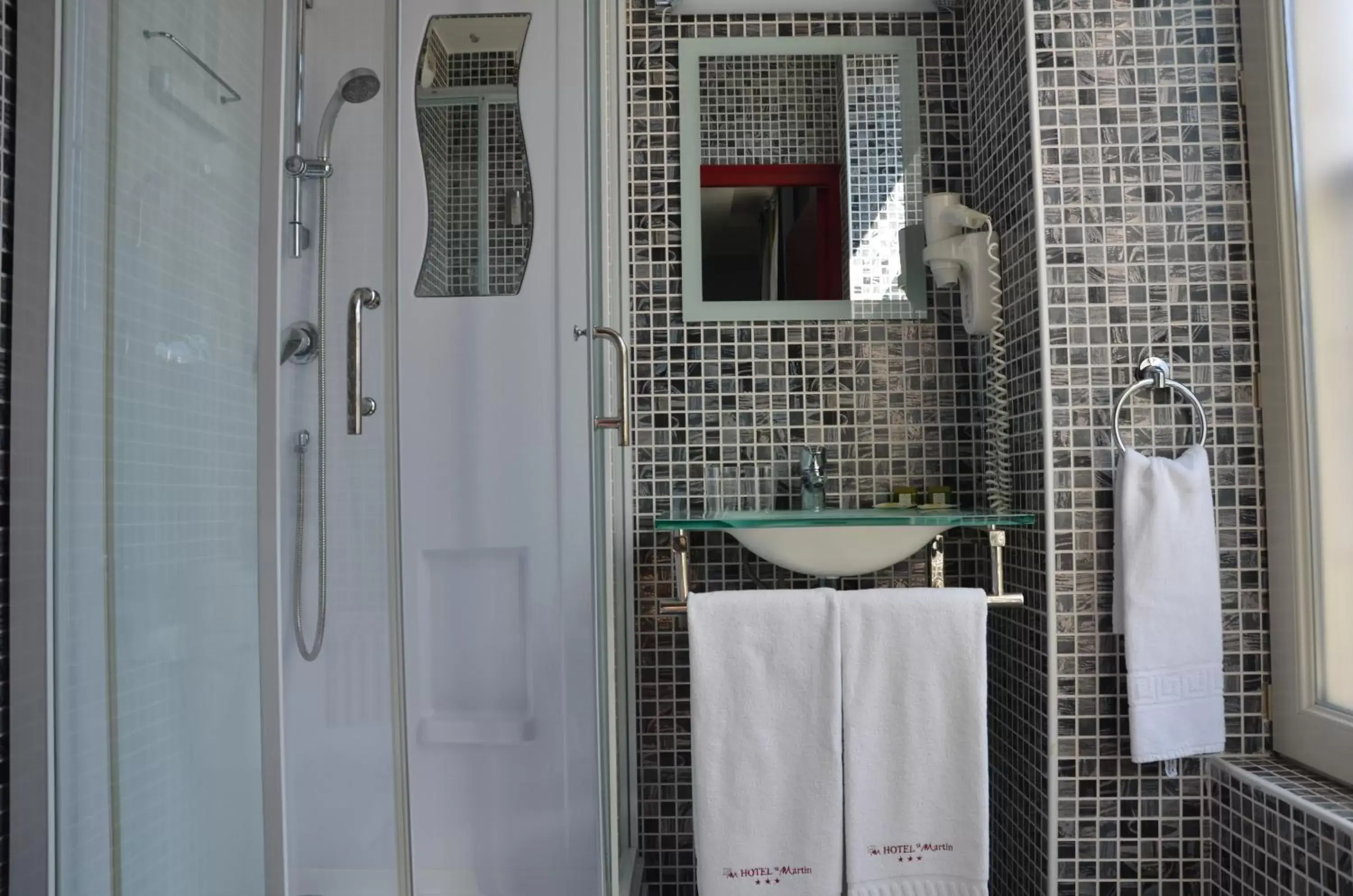 Shower, Bathroom in Hôtel Saint Martin