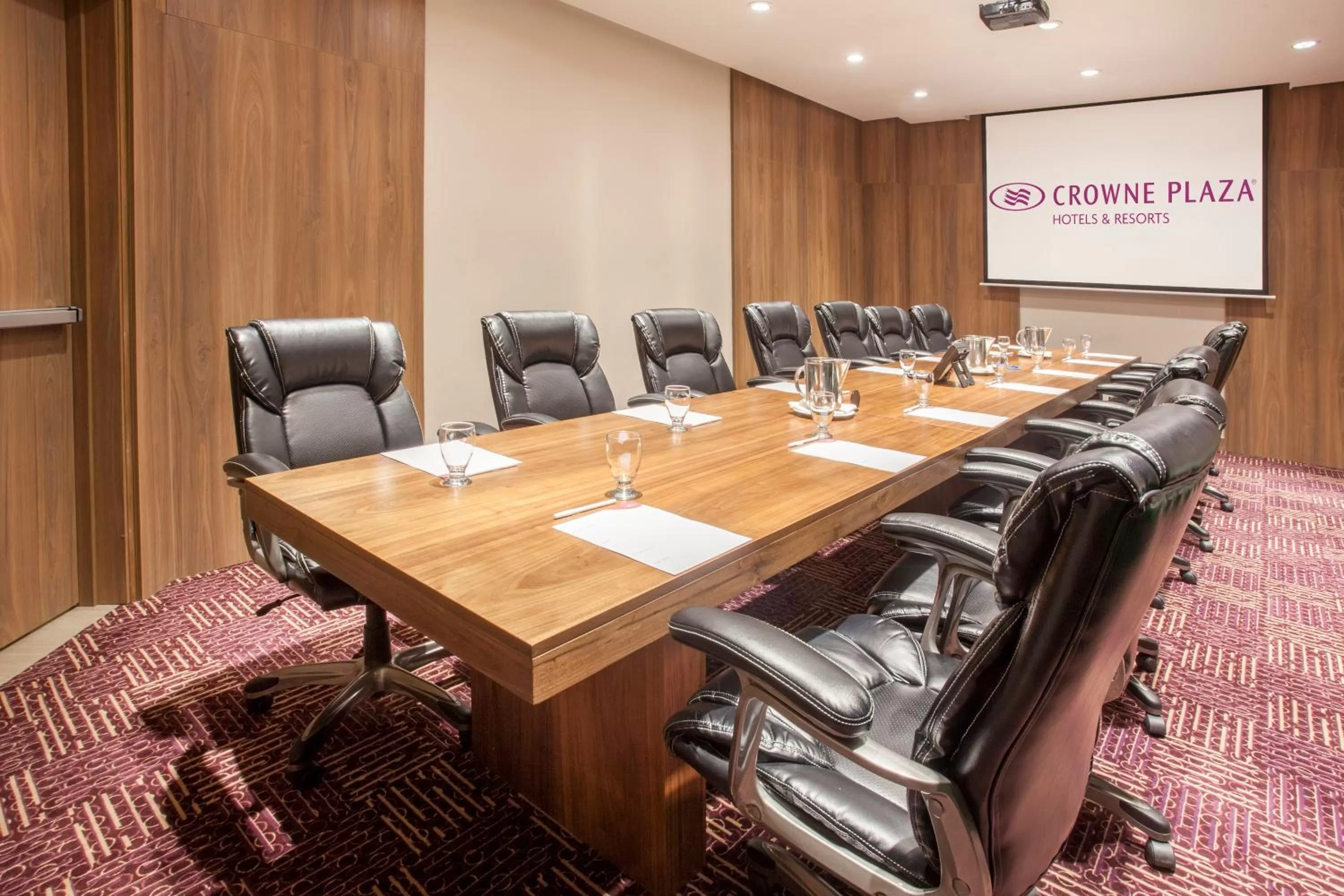 Meeting/conference room in Crowne Plaza Airport by IHG