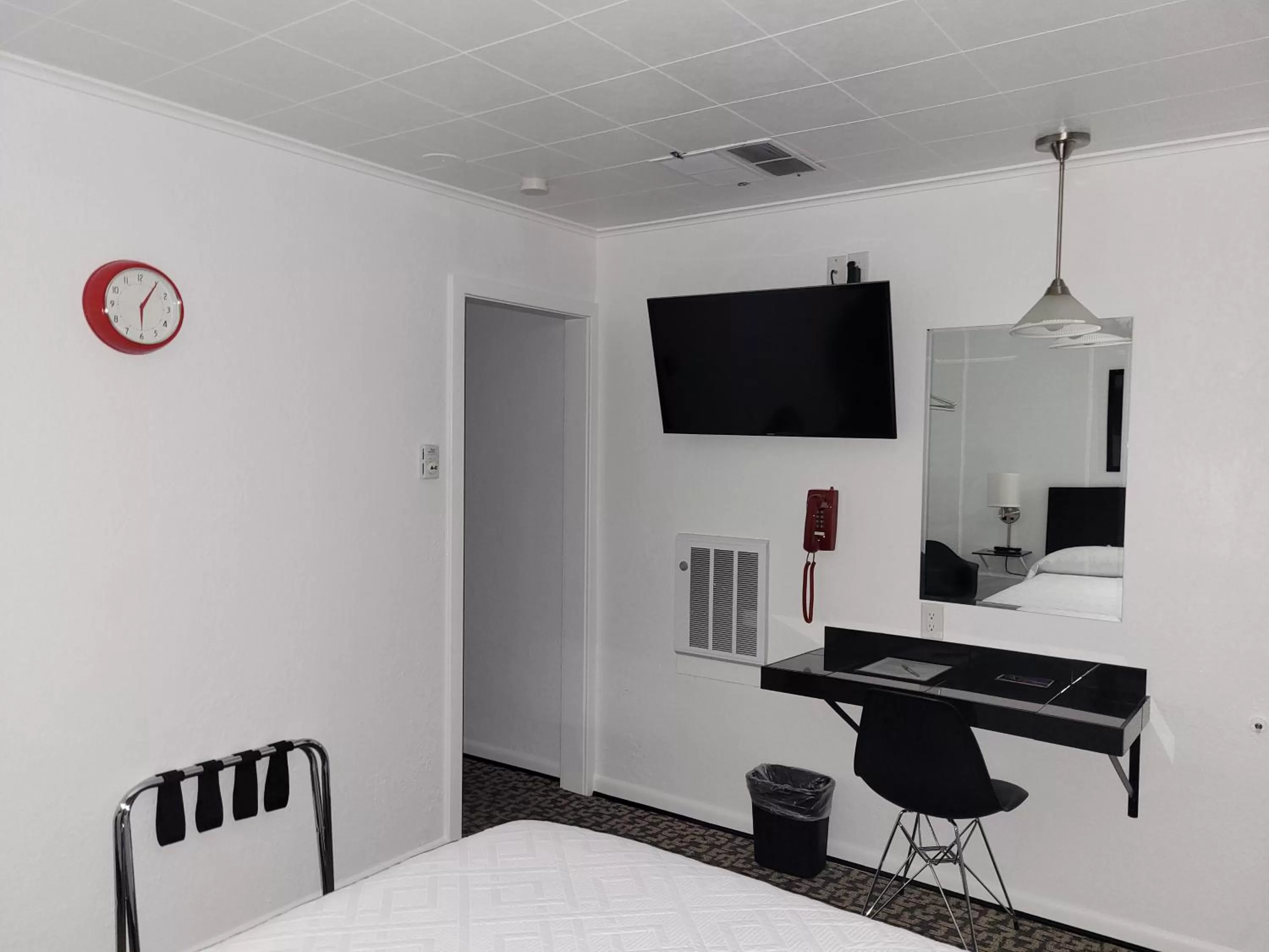 TV and multimedia, TV/Entertainment Center in Rocket Motel