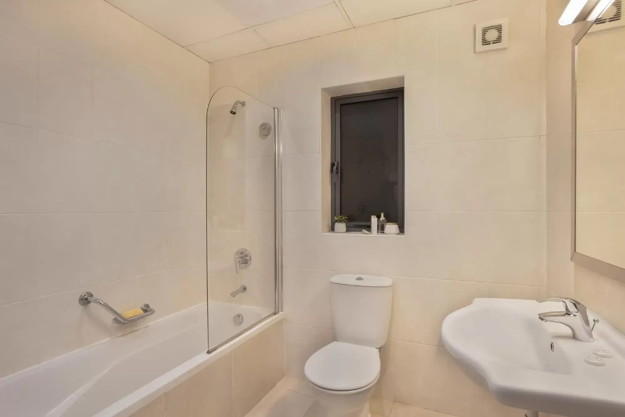 Bathroom in Plaza Regency Hotels