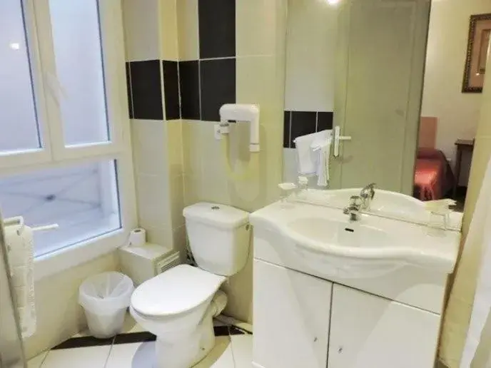 Bathroom in Hôtel de l'Aveyron
