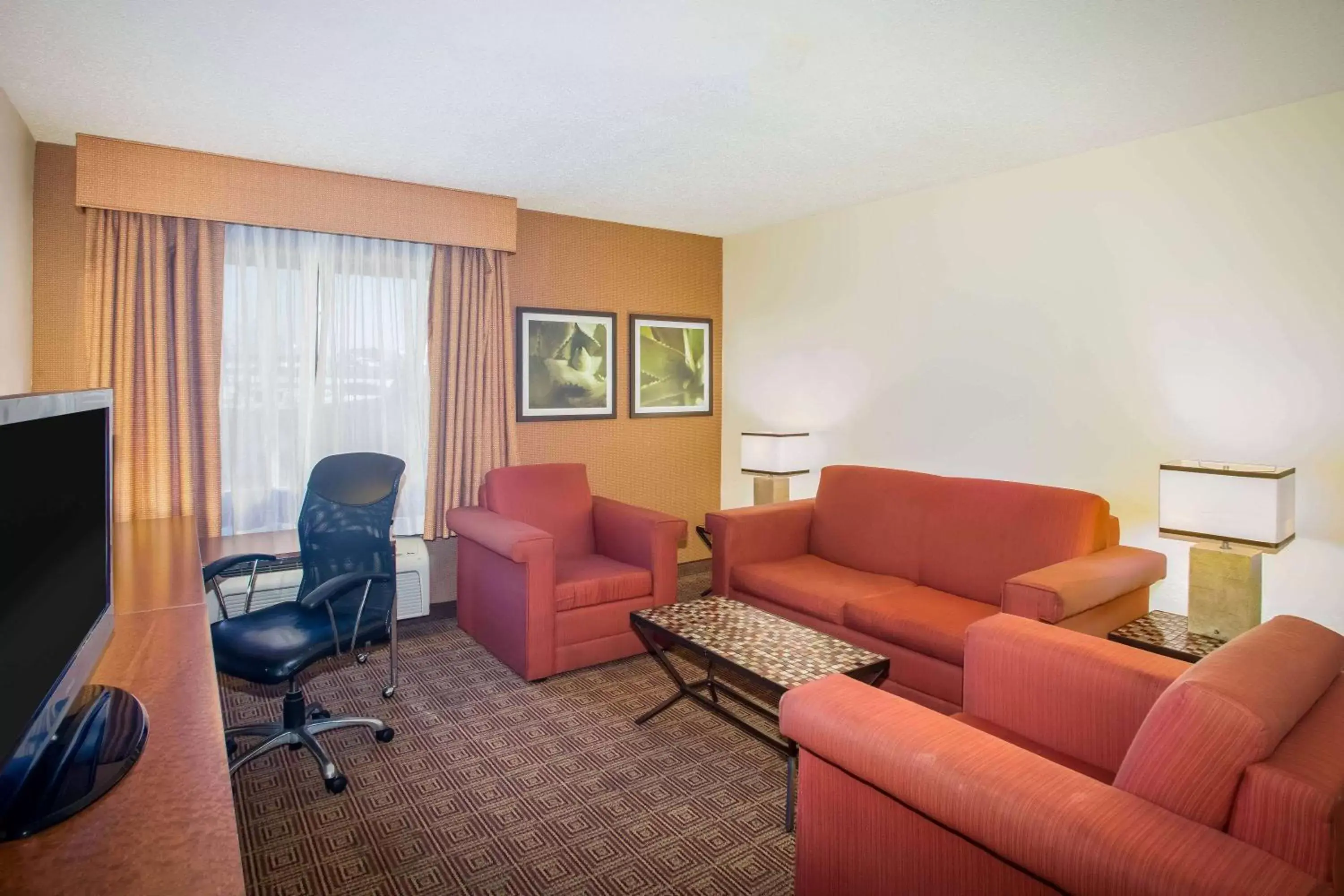 Living room, Seating Area in La Quinta by Wyndham Columbia