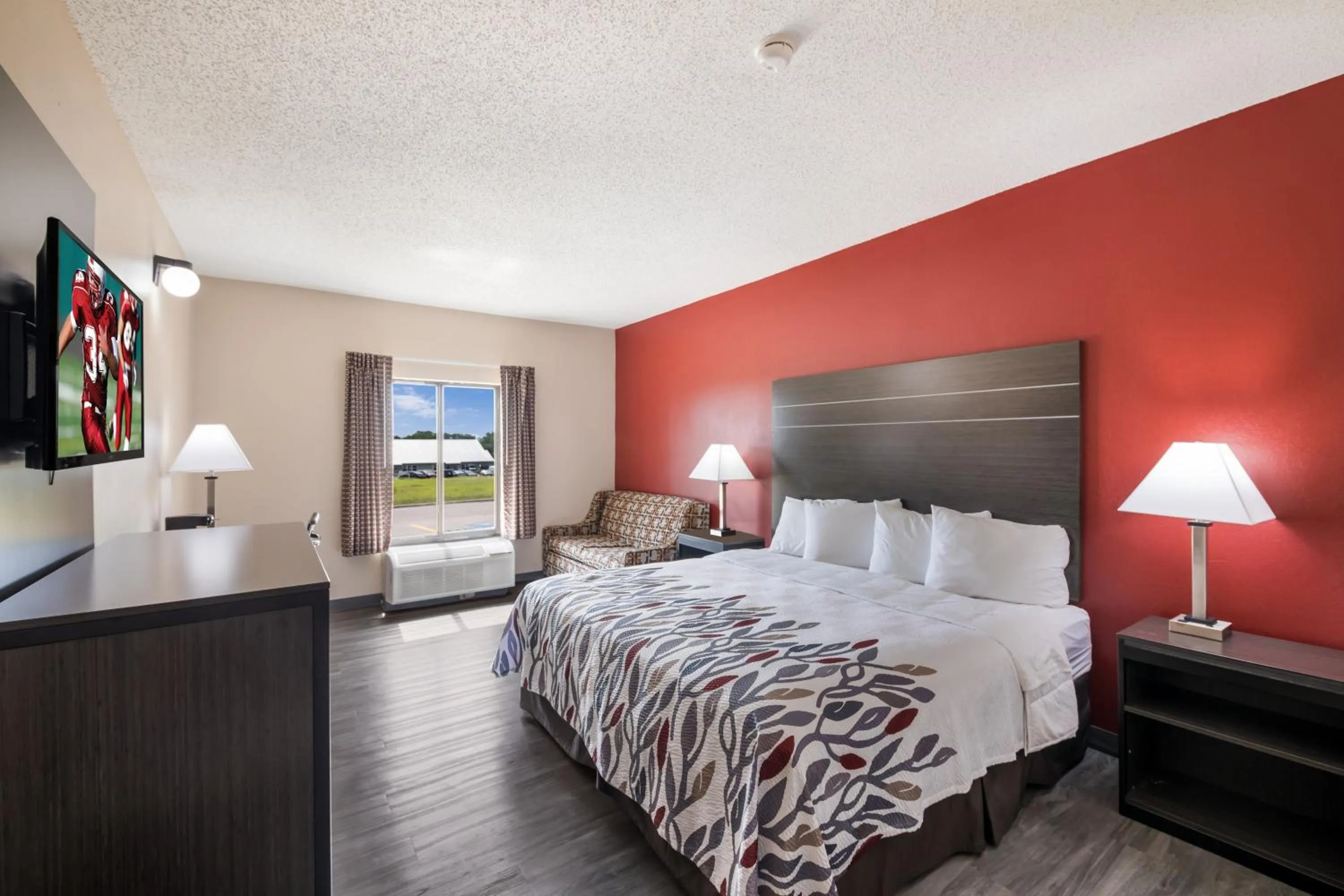 Photo of the whole room, Bed in Red Roof Inn & Suites Austin East - Manor