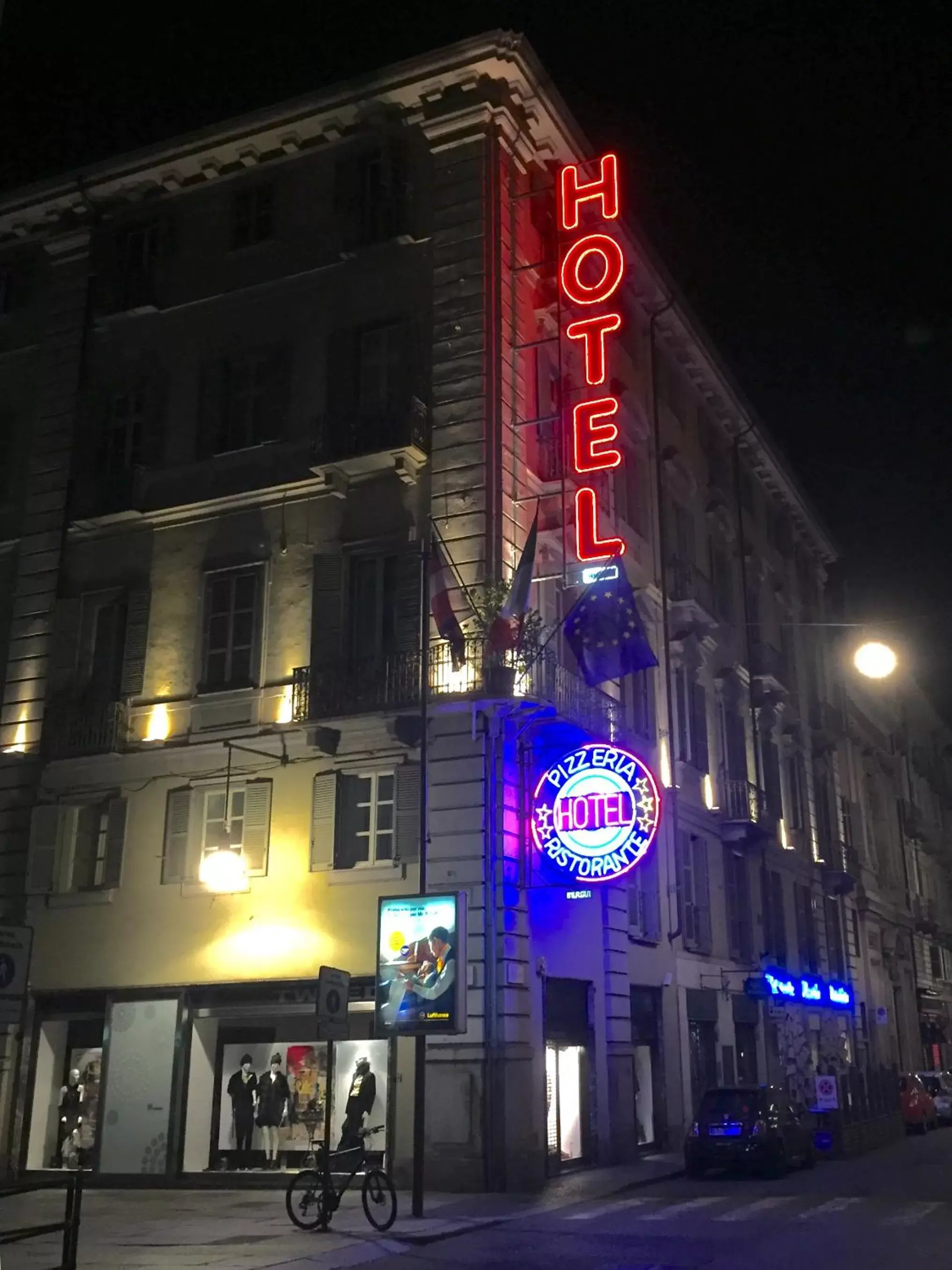 Facade/entrance, Property Building in Le Petit Hotel