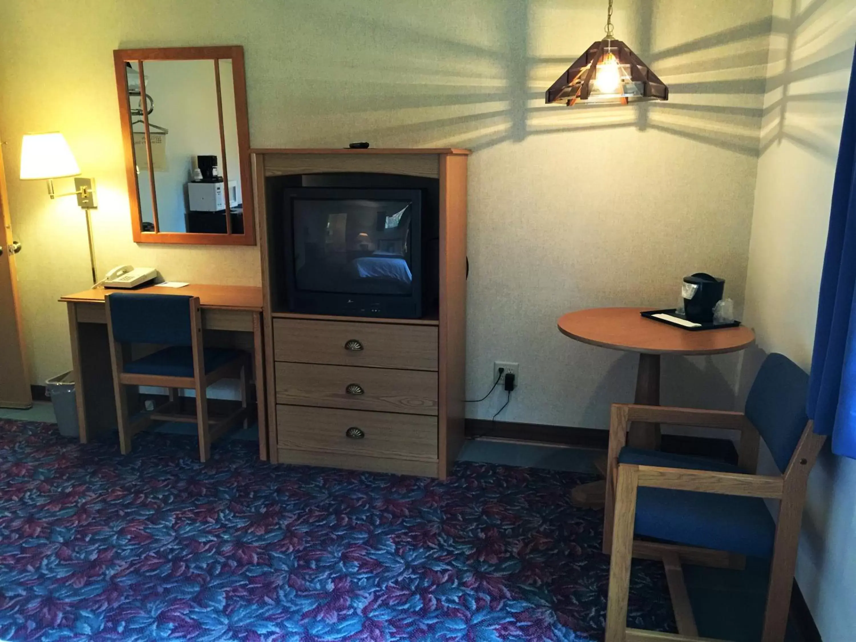 Photo of the whole room, TV/Entertainment Center in Cedar Motor Inn