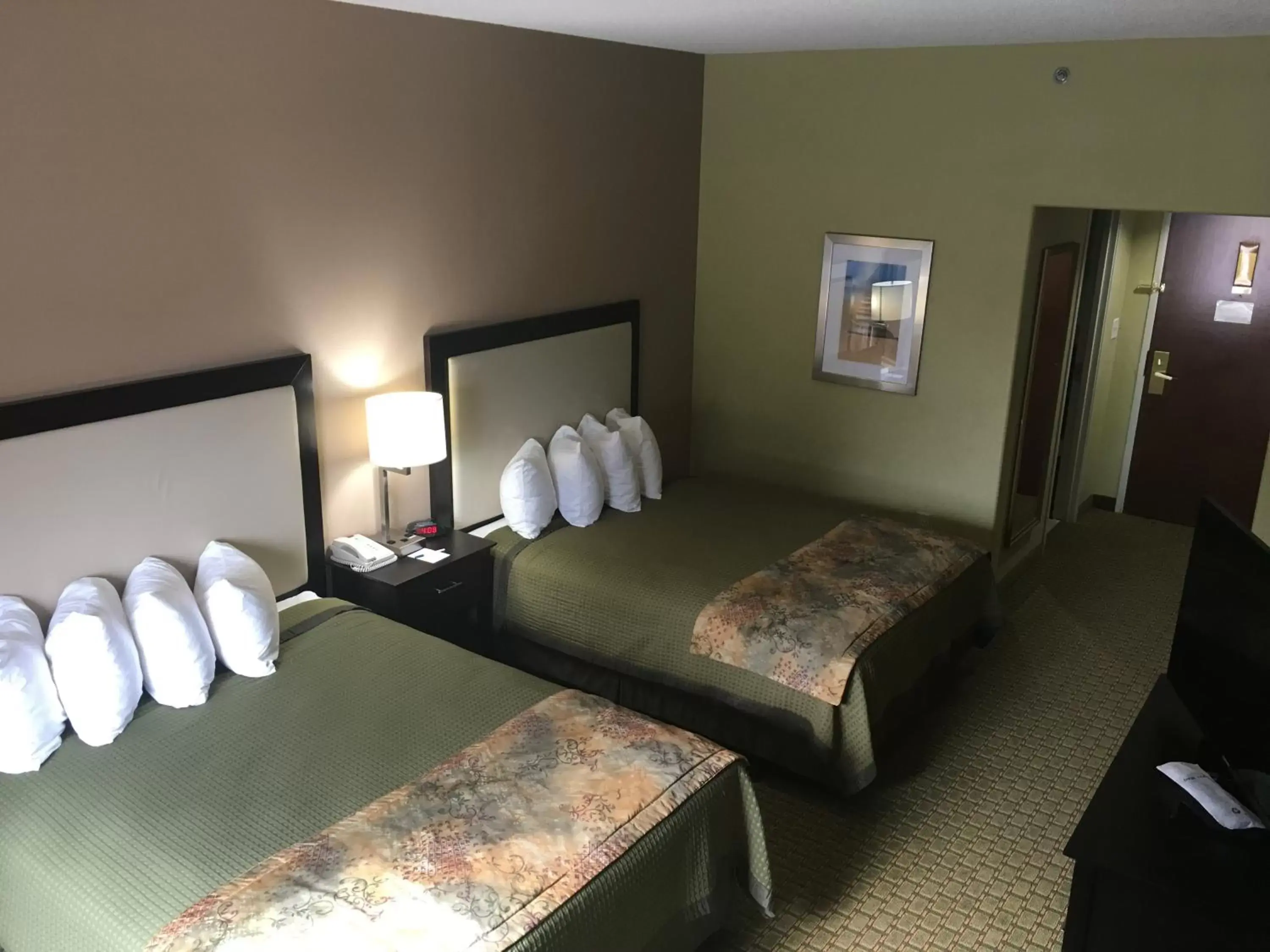 Photo of the whole room, Bed in Best Western Pawleys Island