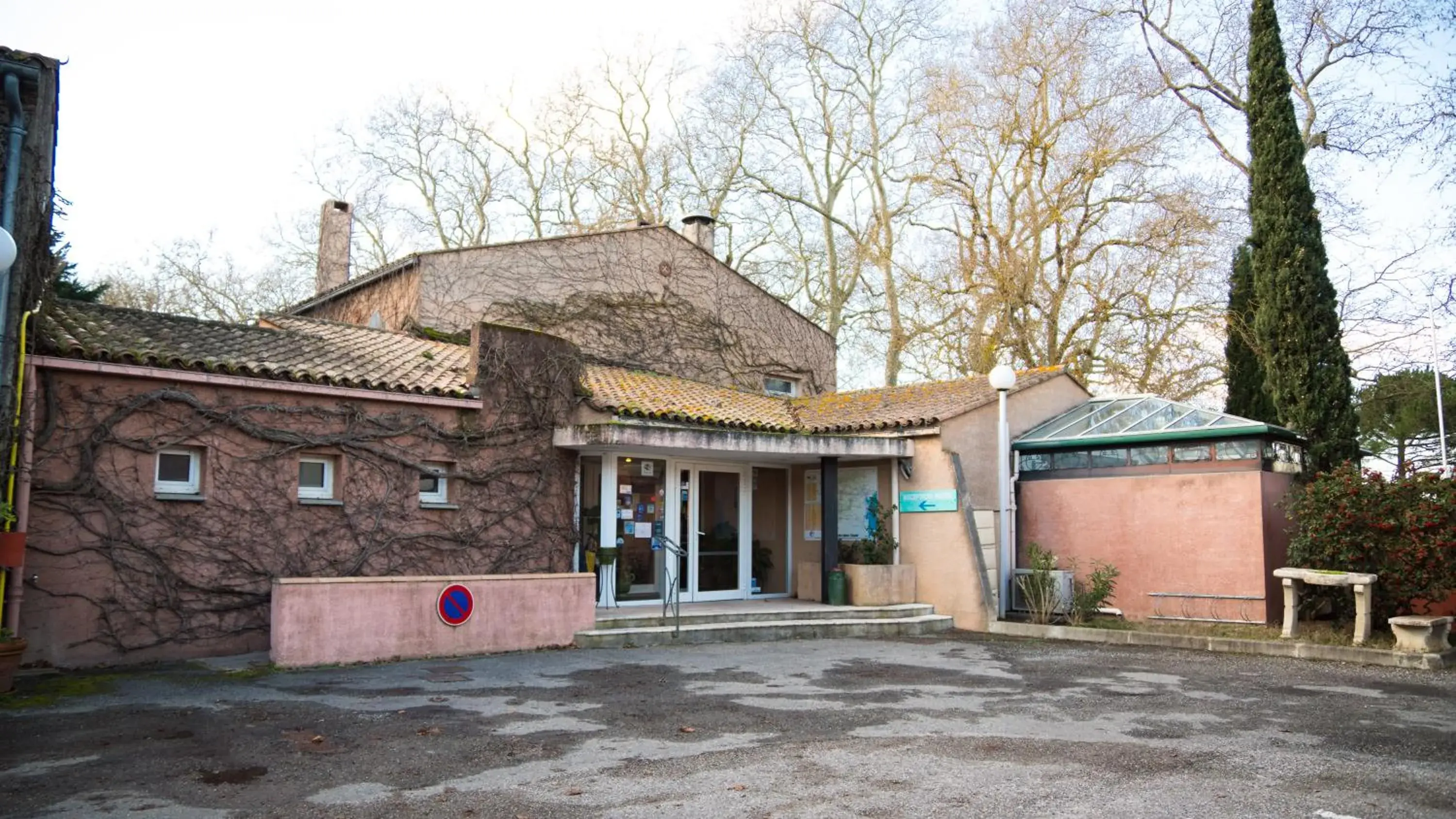 Facade/entrance, Property Building in Hôtel du Canal