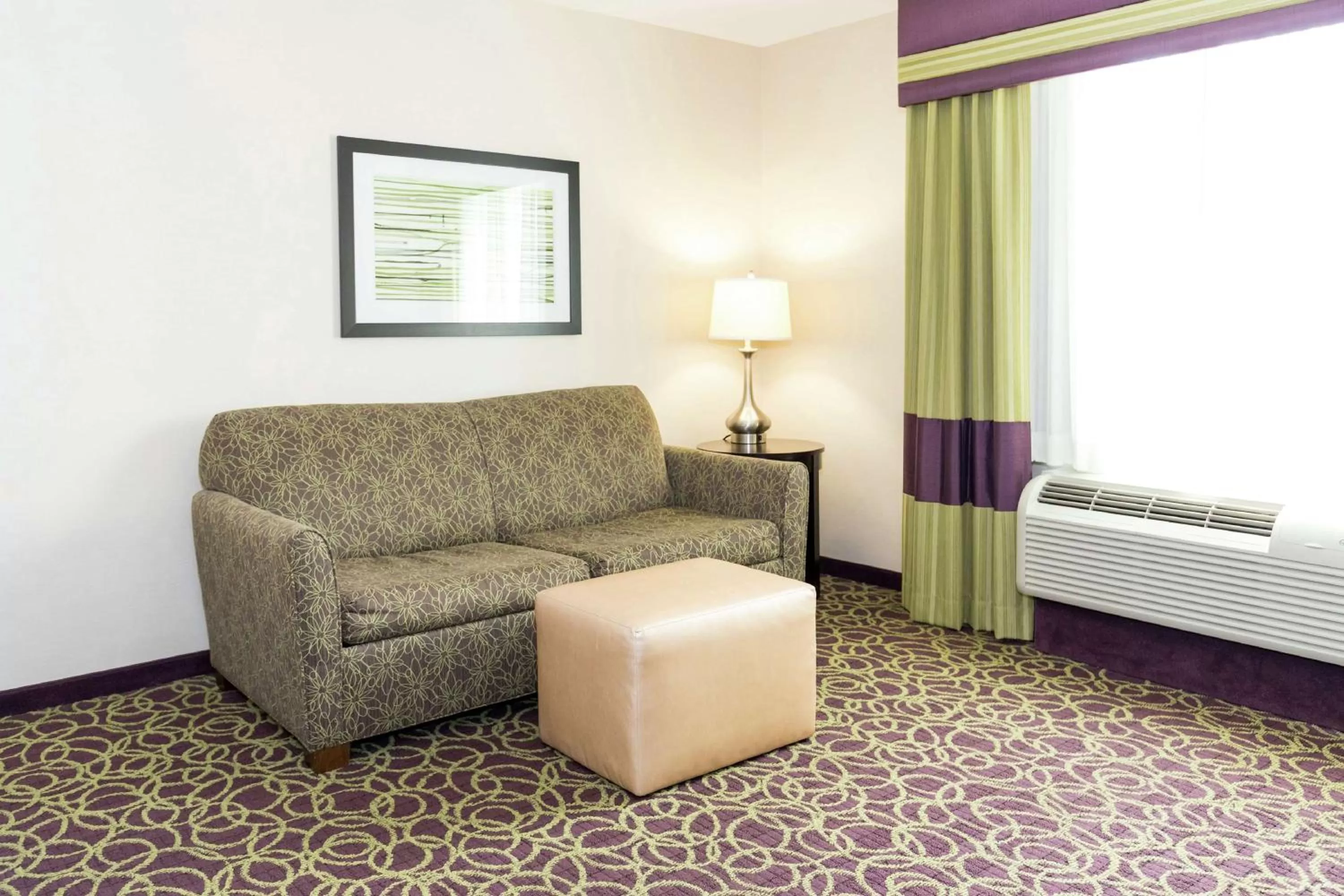 Living room, Bed in Hampton Inn and Suites Sandusky/Milan