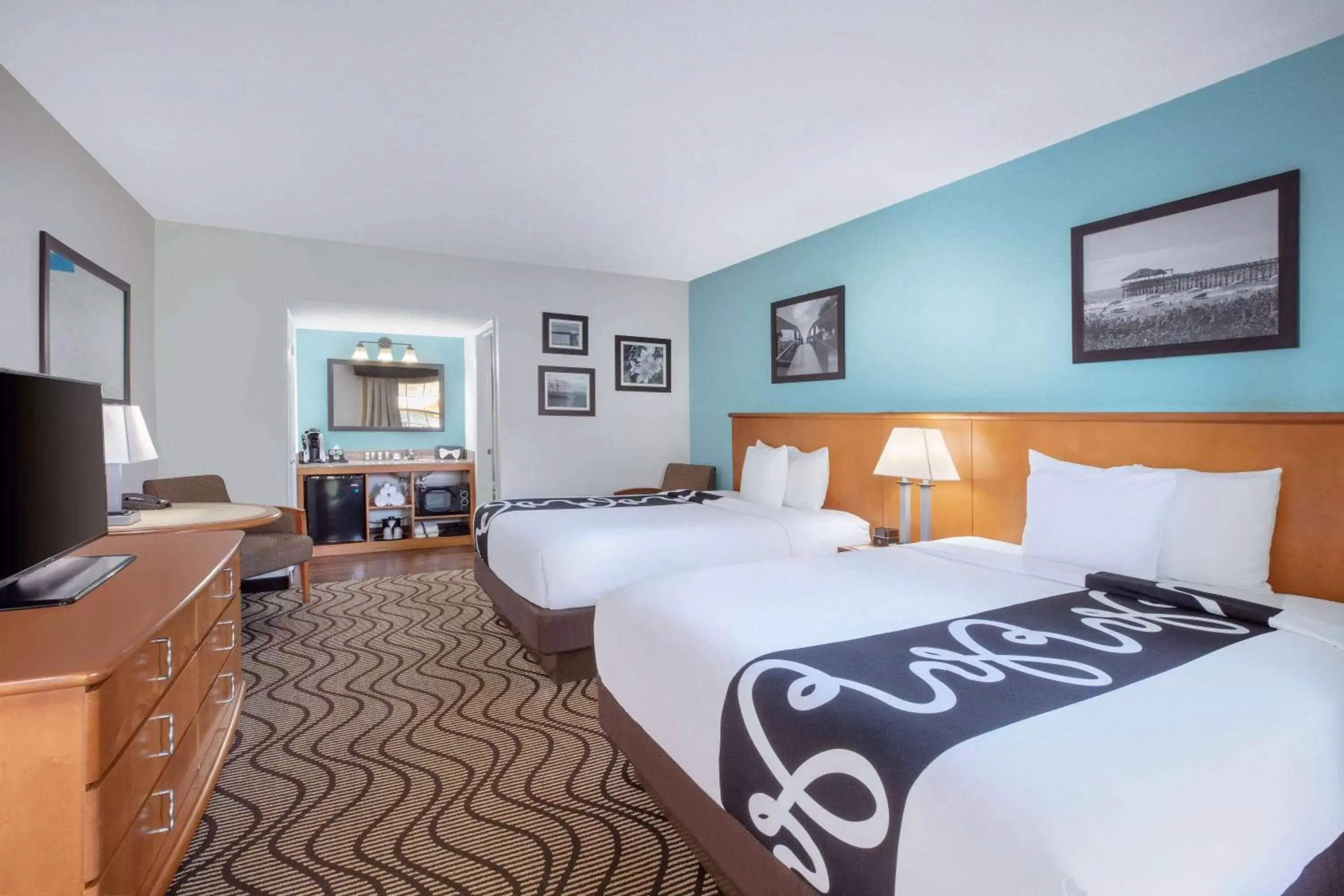 Photo of the whole room, Bed in La Quinta Inn by Wyndham Cocoa Beach-Port Canaveral