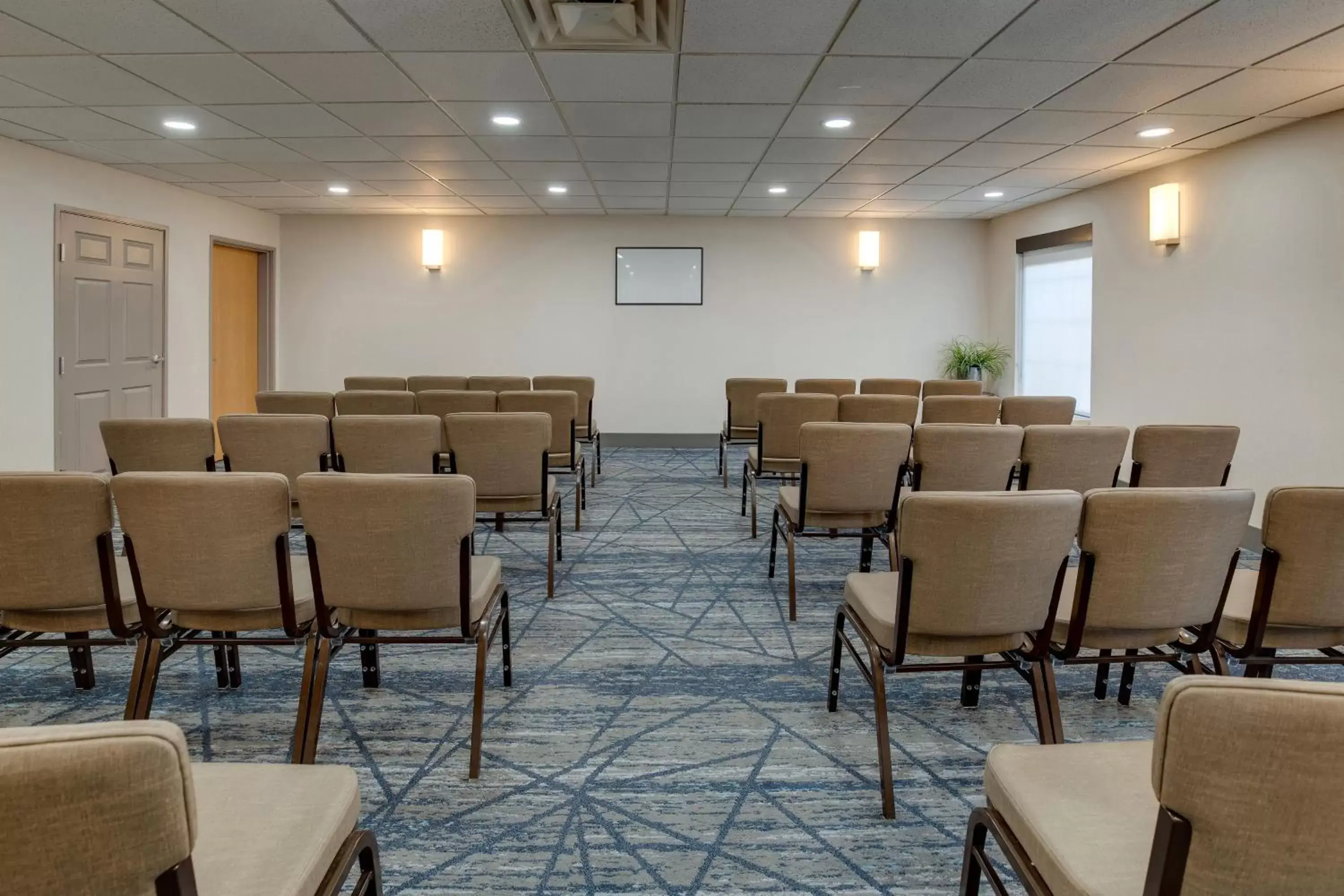 Meeting/conference room in Holiday Inn Express I-95 Capitol Beltway - Largo, an IHG Hotel