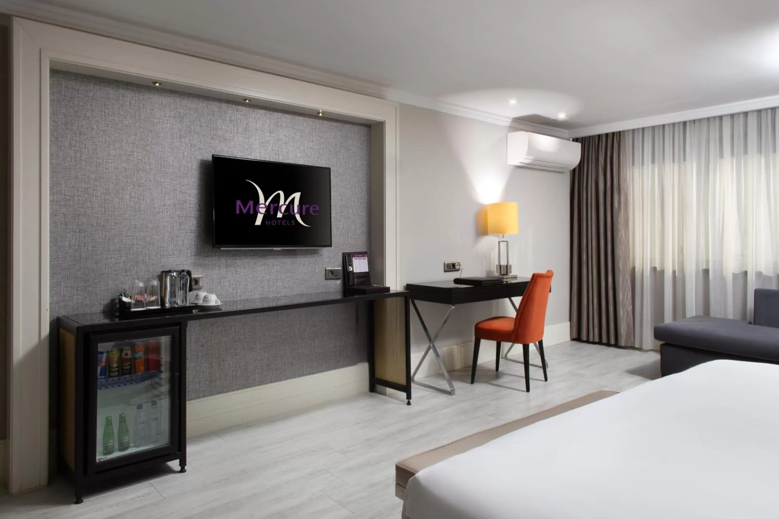 Photo of the whole room, TV/Entertainment Center in Mercure Istanbul Bomonti