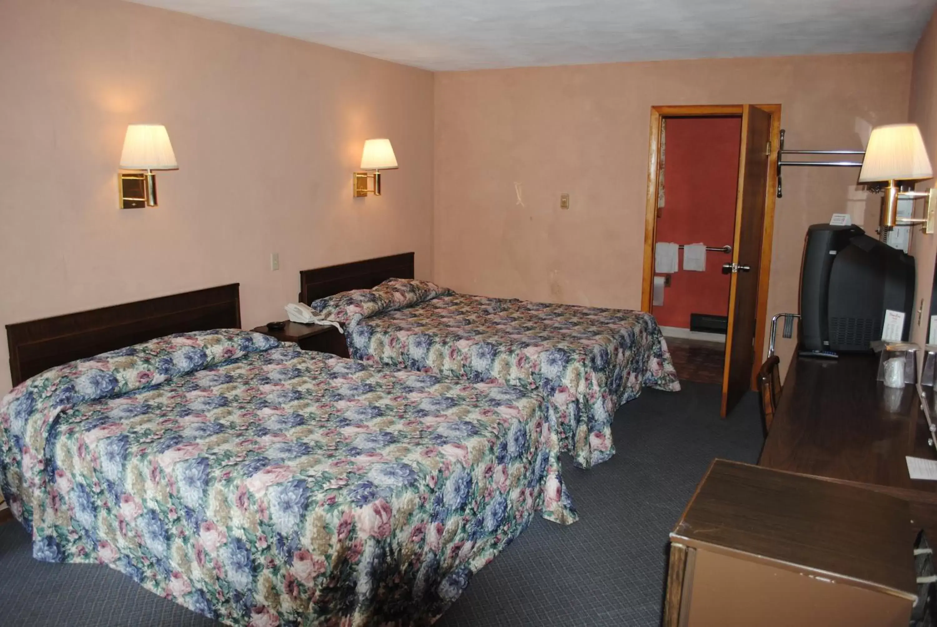 Photo of the whole room, Bed in Fran Cove Motel