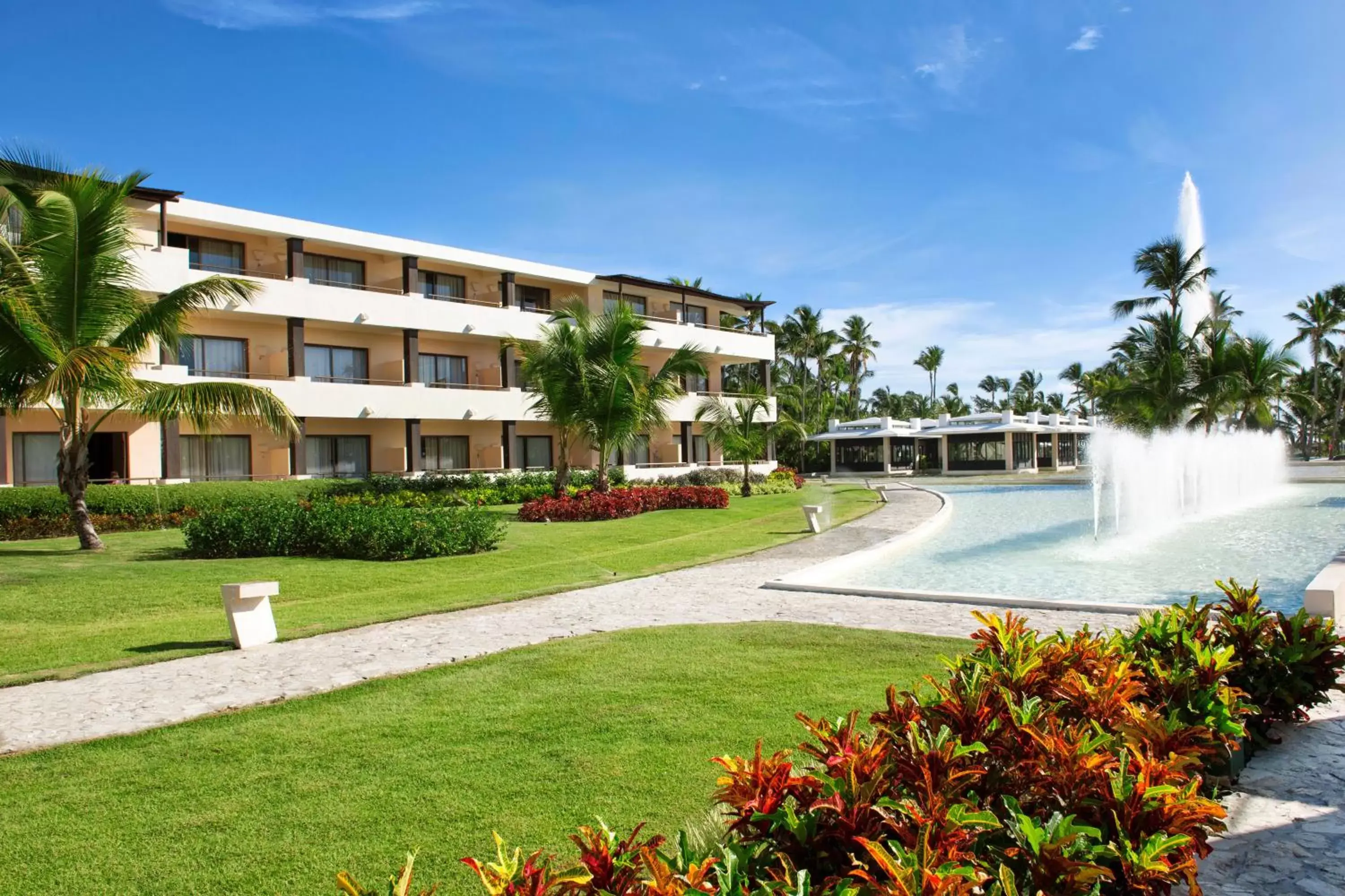 Swimming pool, Property Building in Catalonia Royal Bavaro - All Inclusive - Adults Only