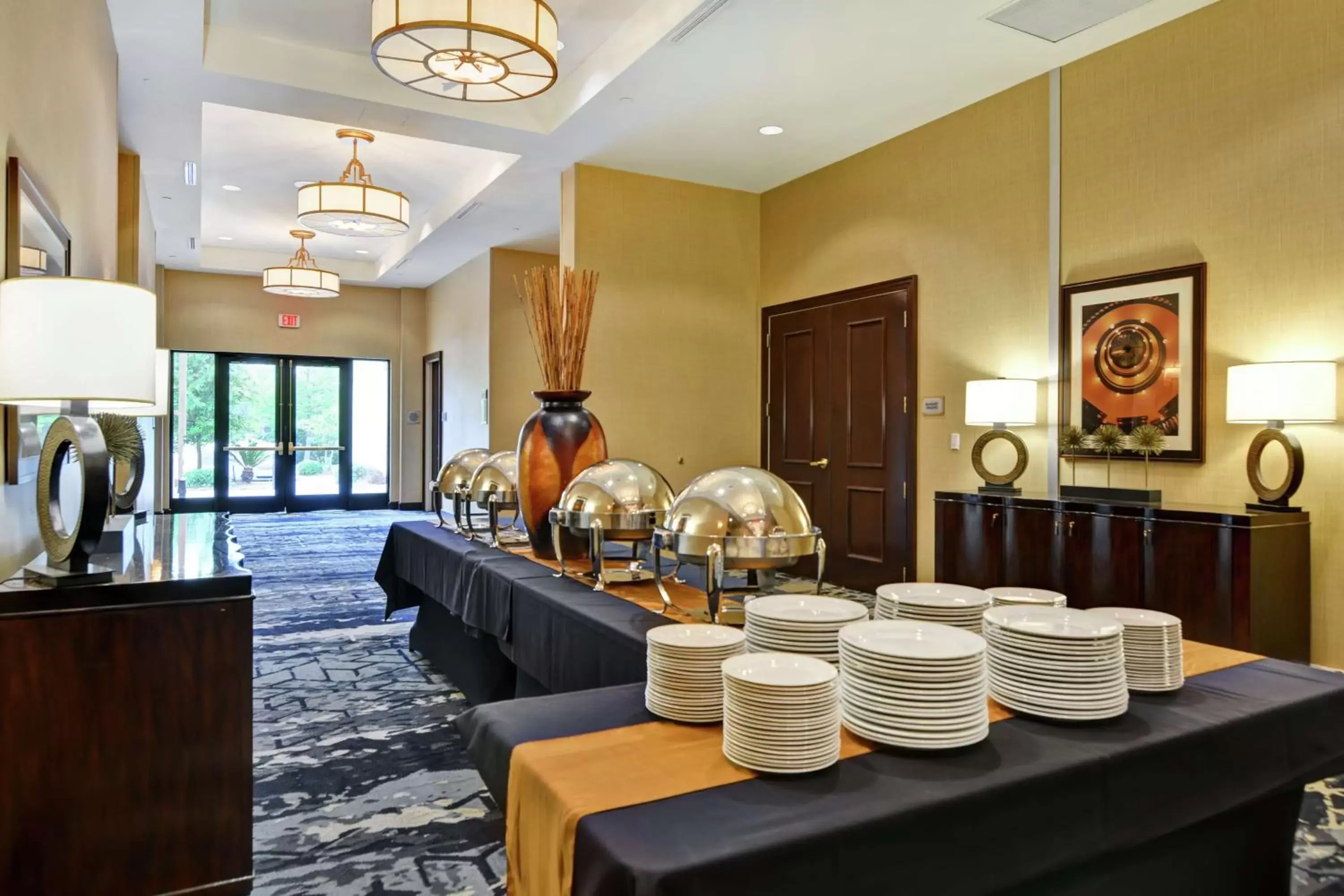 Dining area in Embassy Suites Savannah Airport