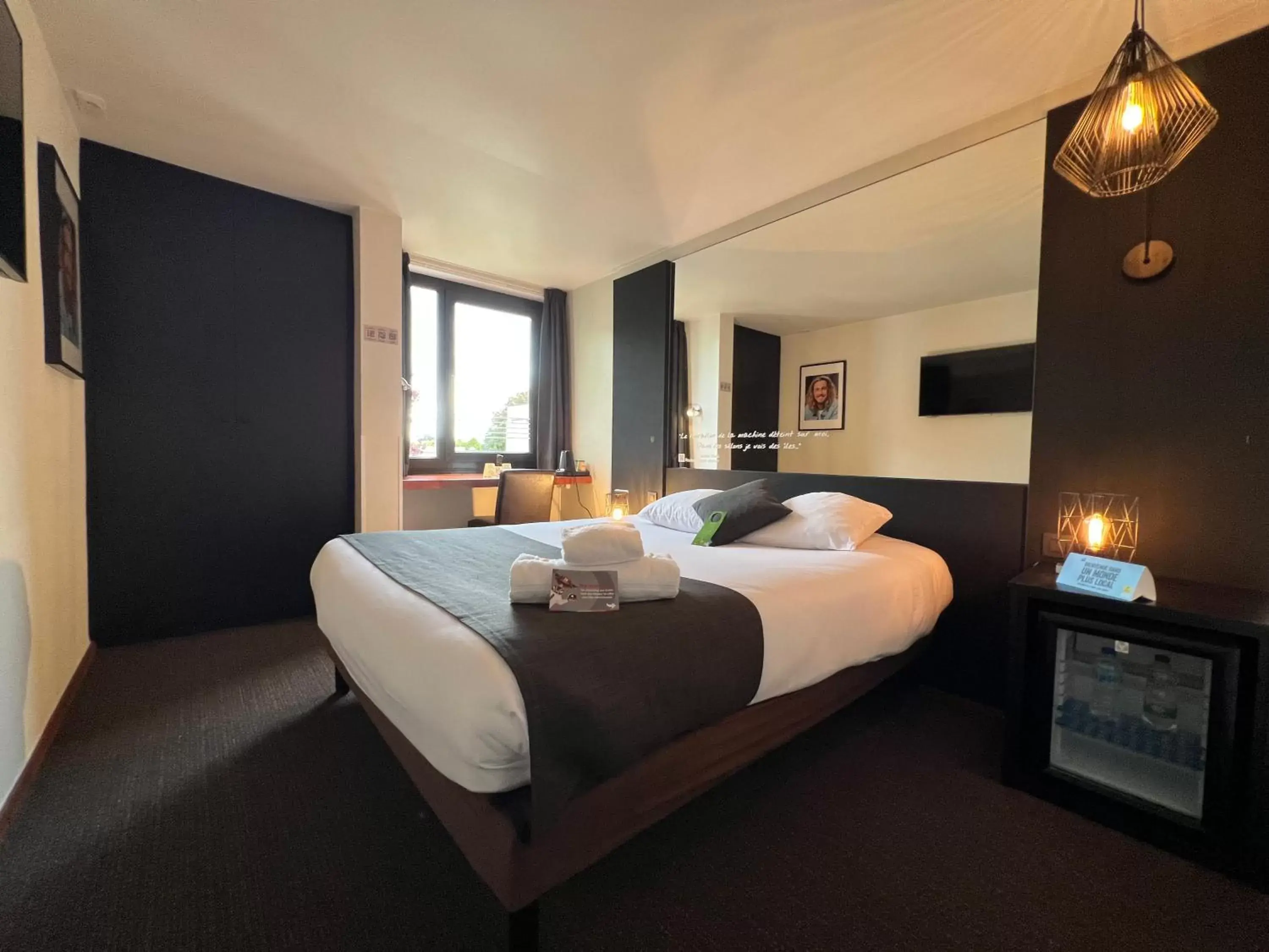 Photo of the whole room, Bed in Logis Hôtel Restaurant Des Acacias Lille Tourcoing