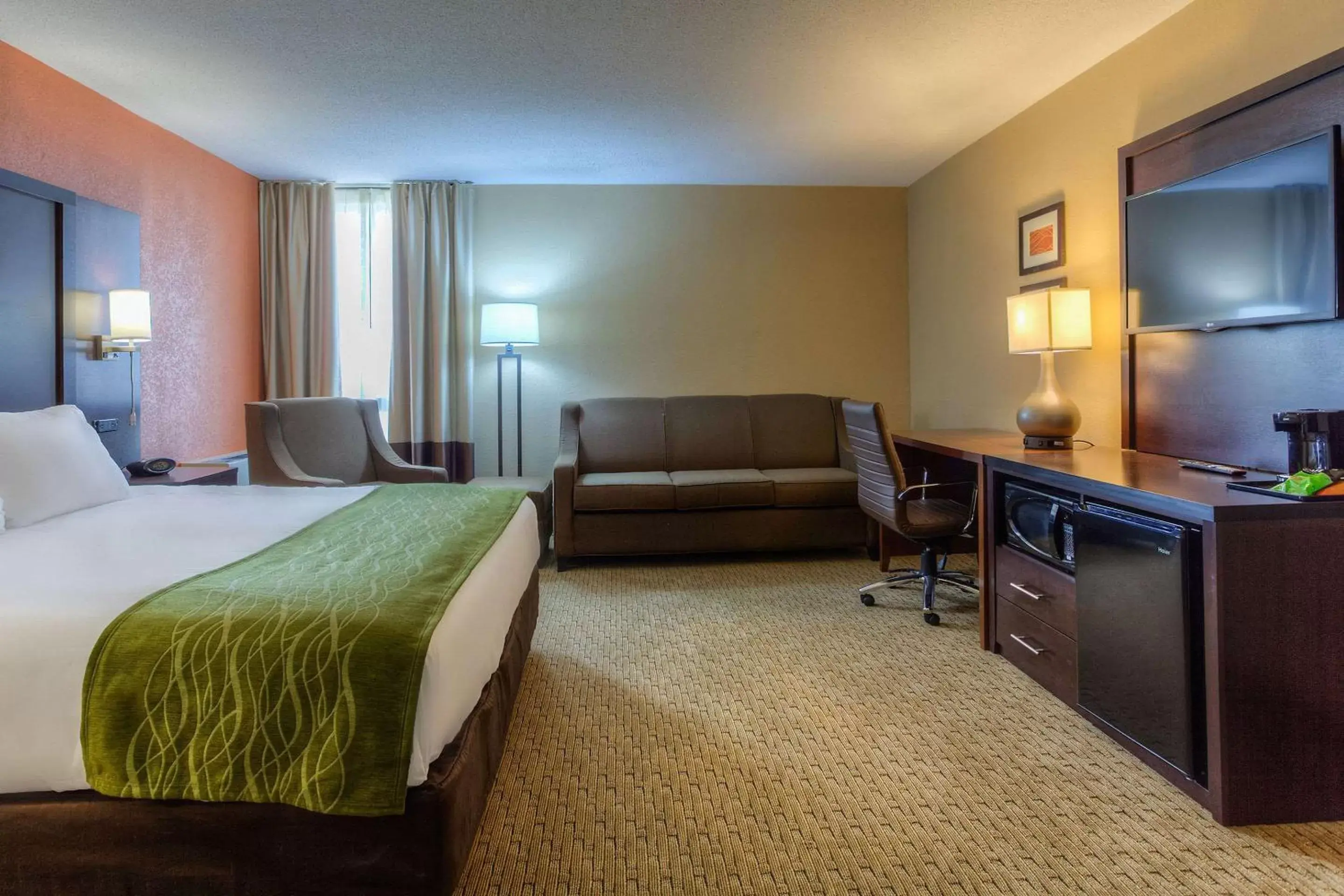 Bedroom, TV/Entertainment Center in Comfort Inn & Suites Evansville Airport
