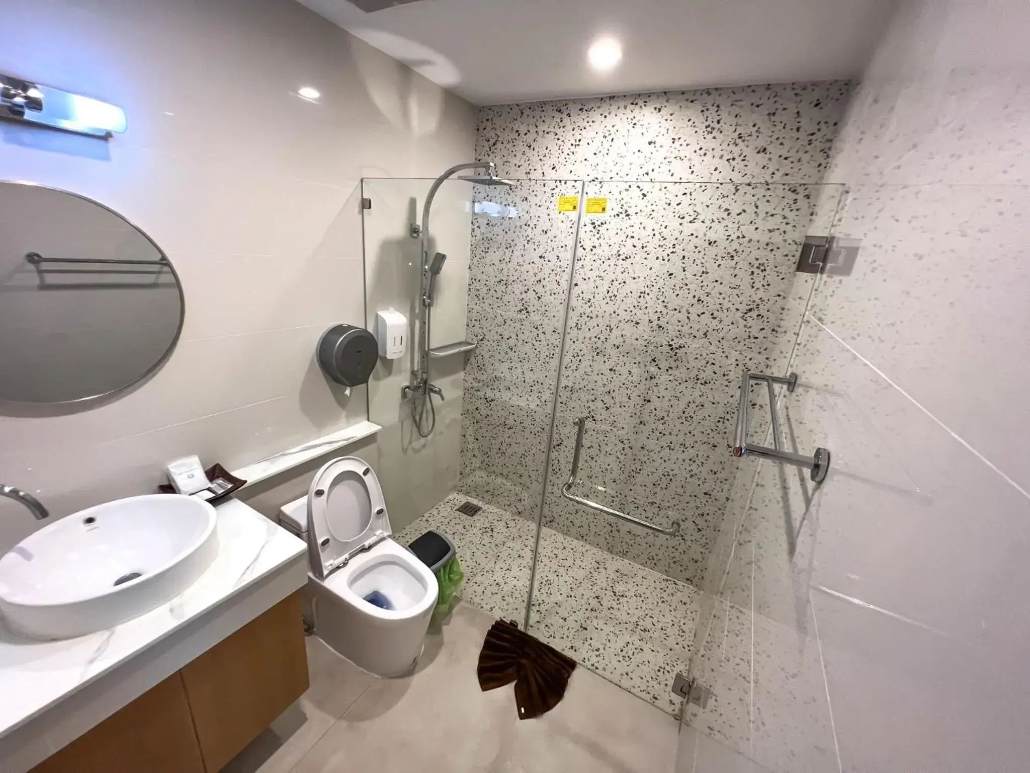 Shower, Bathroom in Cliff Lanta Suite-Koh Lanta Krabi