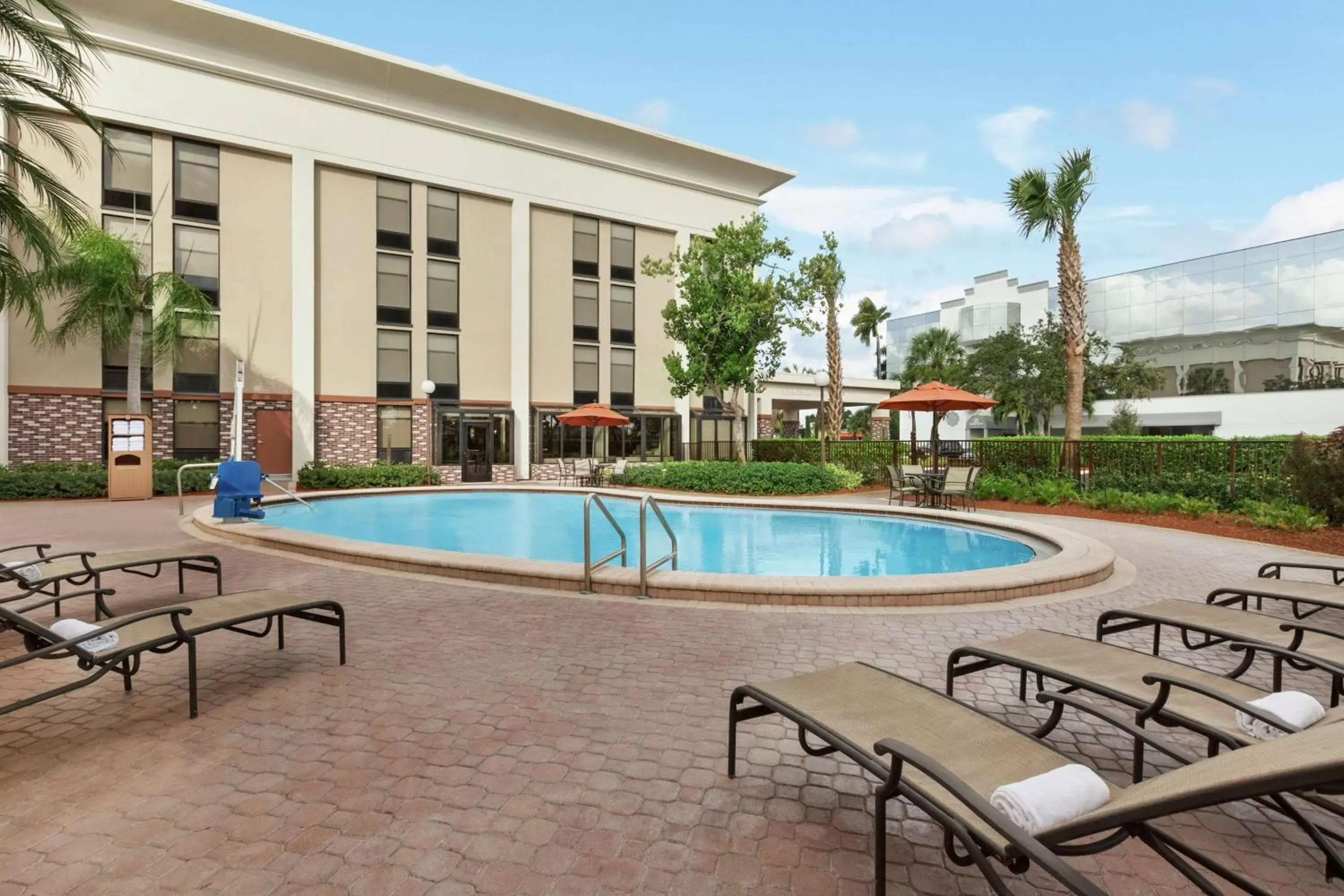 Property building, Swimming Pool in Hampton Inn Ft. Lauderdale-Cypress Creek