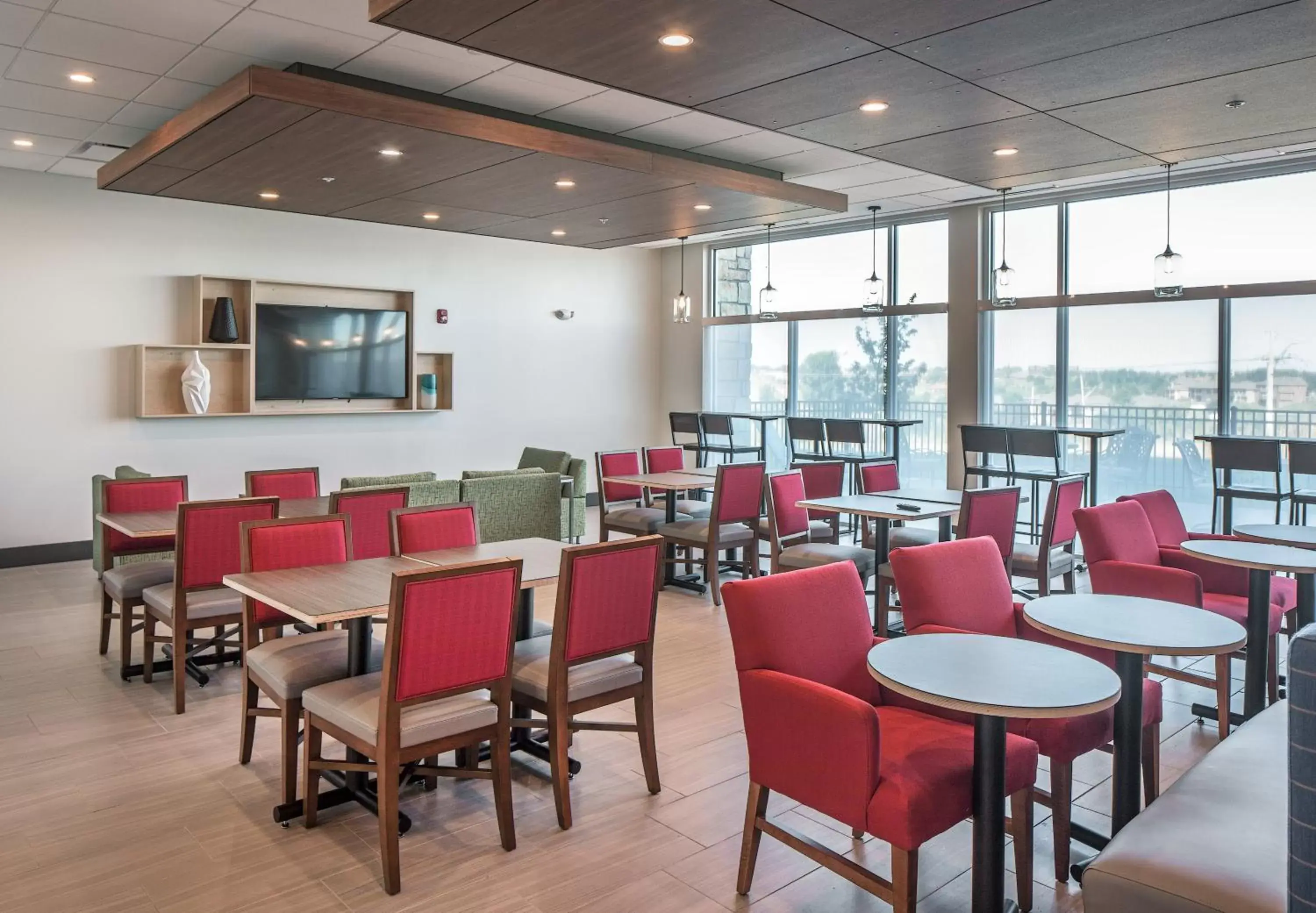 Breakfast, Restaurant/Places to Eat in Holiday Inn Express & Suites - West Omaha - Elkhorn, an IHG Hotel