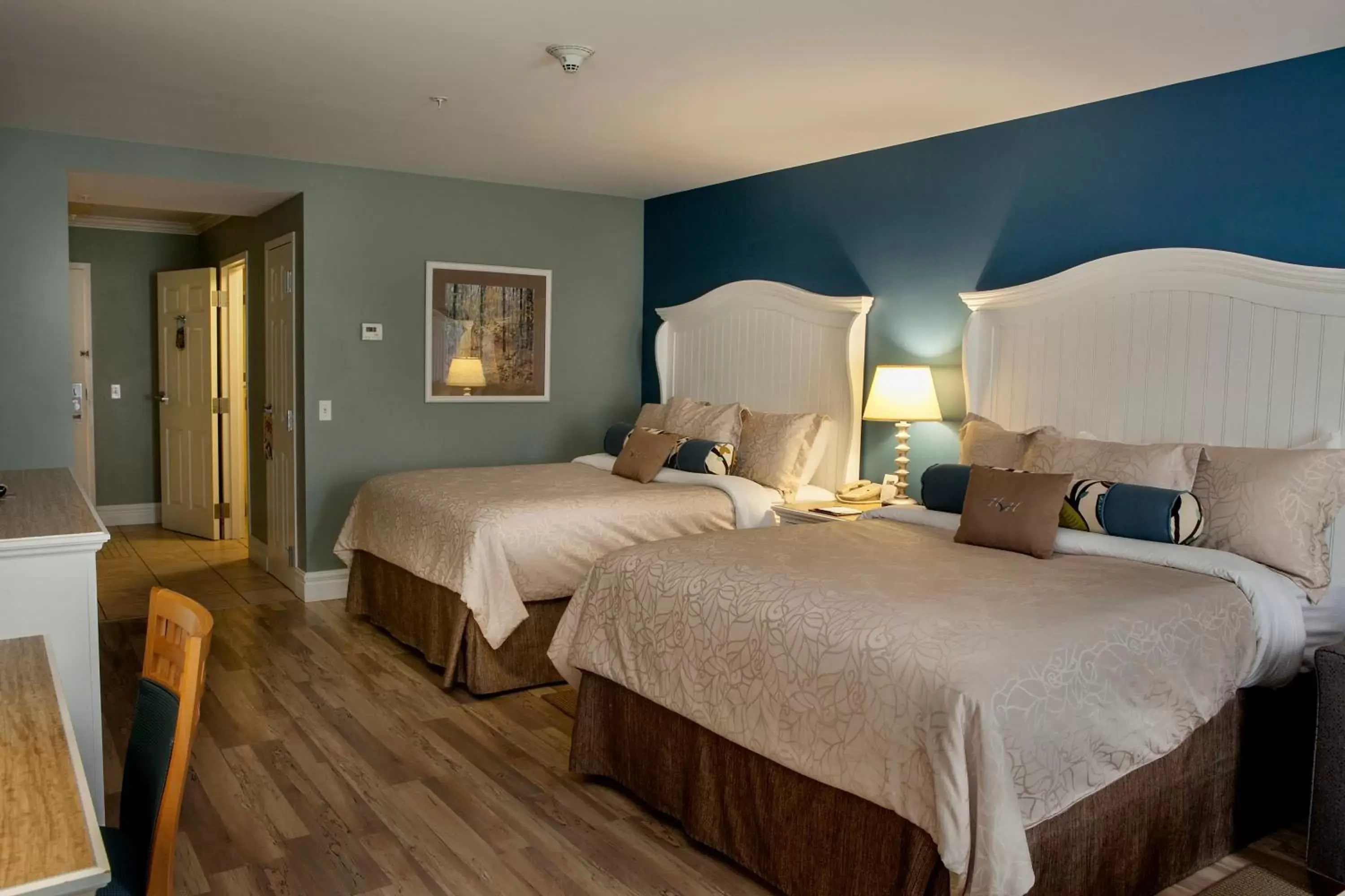 Bedroom, Bed in Watkins Glen Harbor Hotel