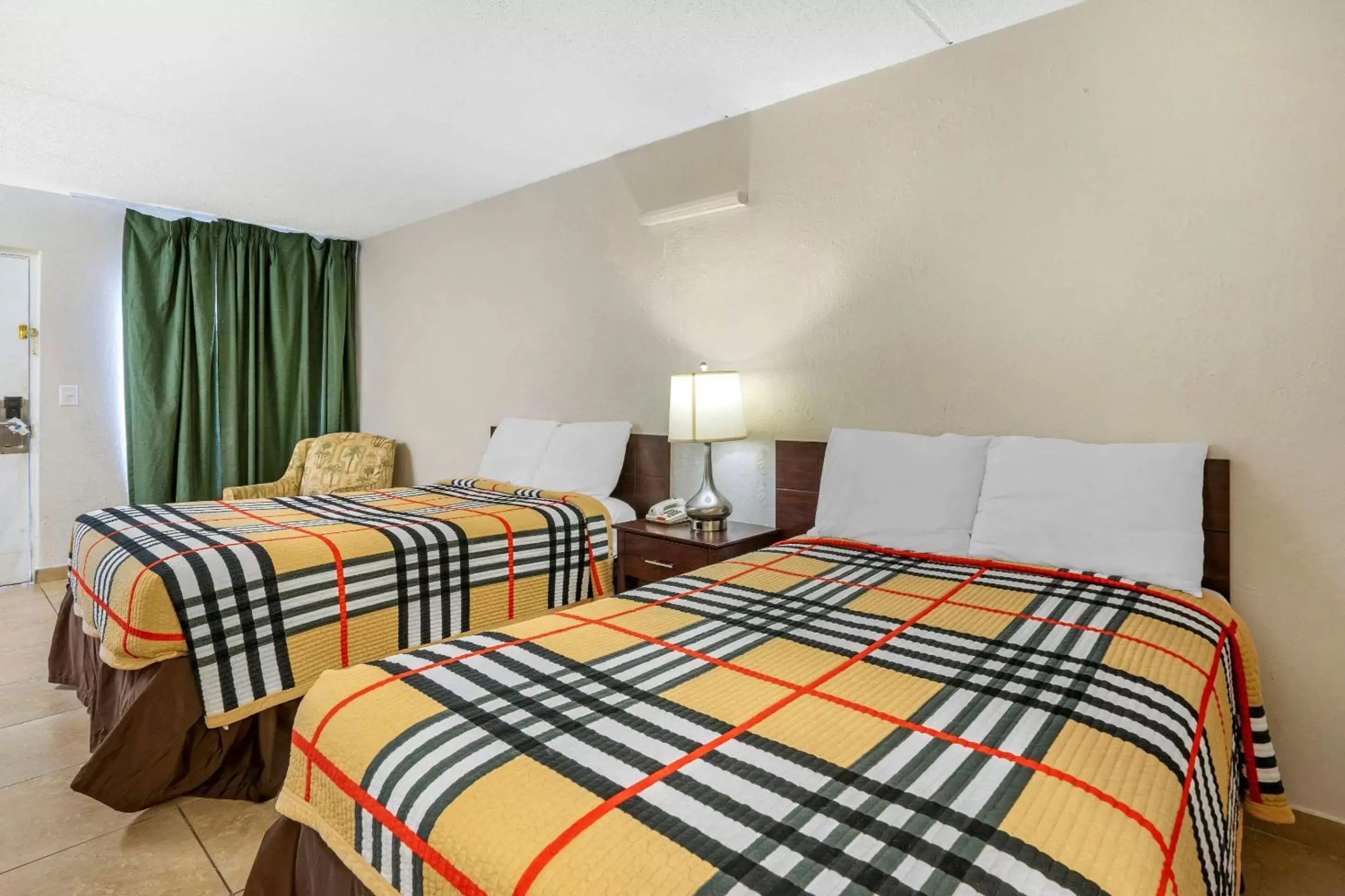 Photo of the whole room, Bed in Rodeway Inn Clearwater-Dunedin