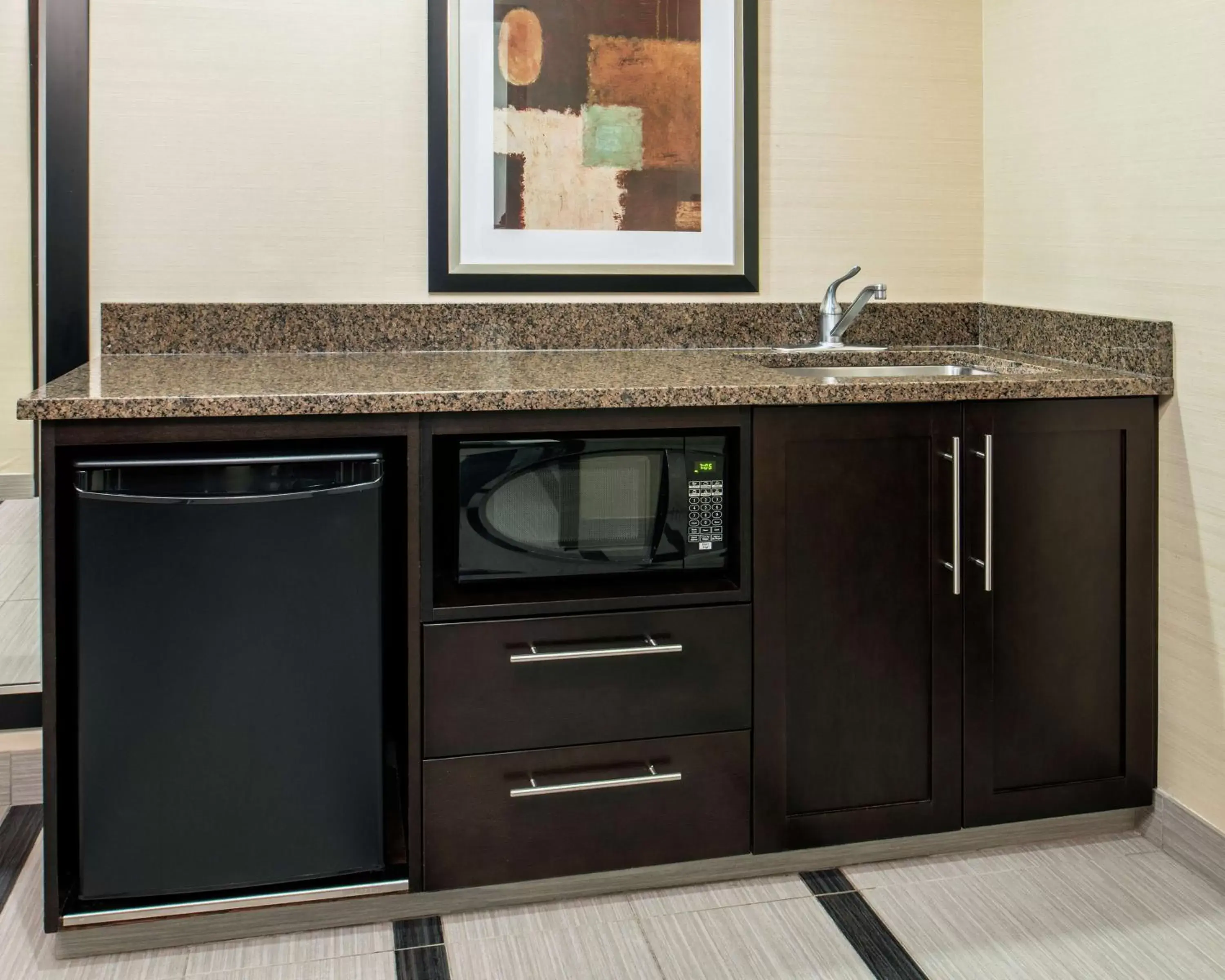 Bedroom, Kitchen/Kitchenette in Hampton Inn by Hilton Winnipeg