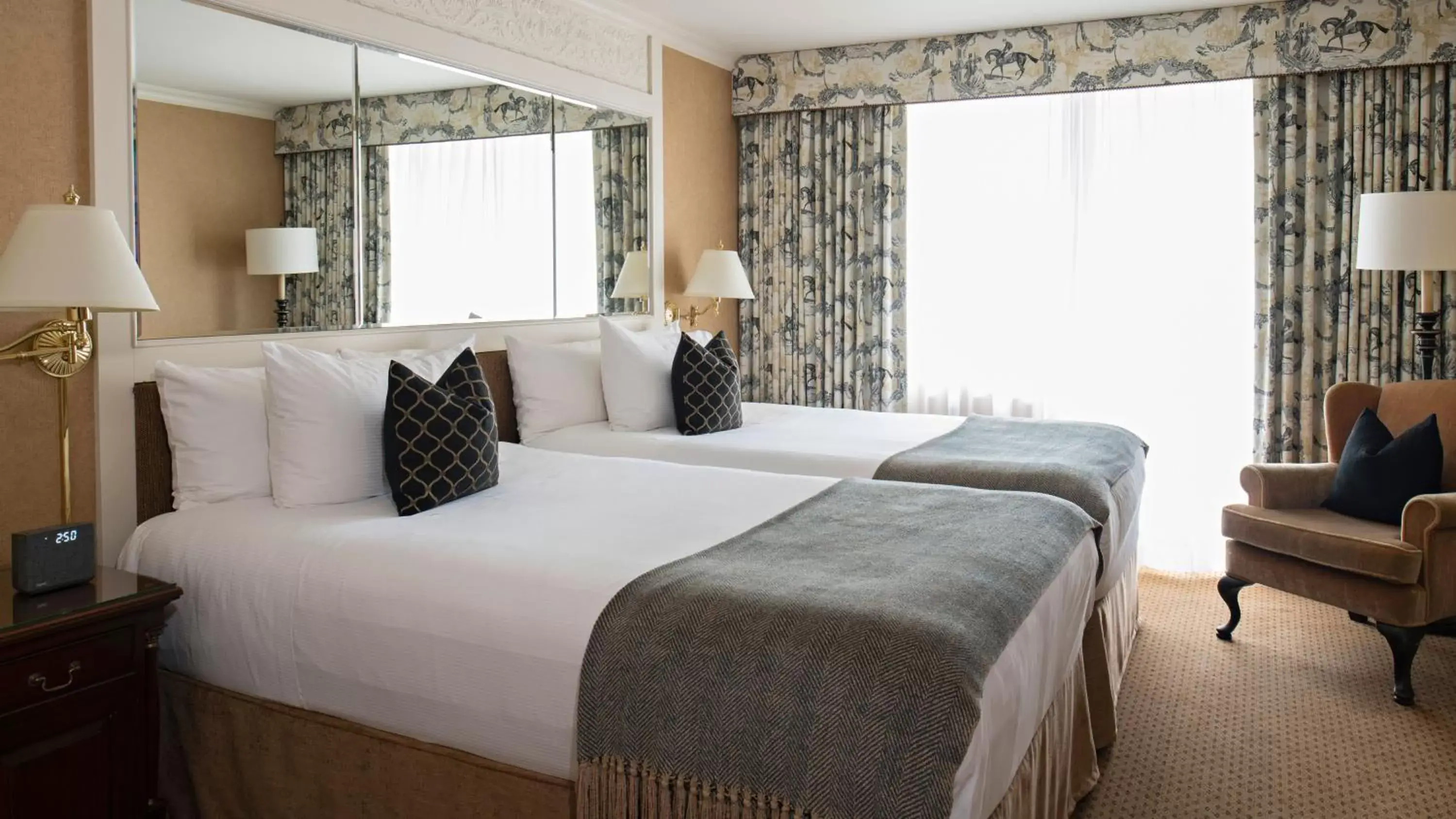 Bed in Wedgewood Hotel & Spa - Relais & Chateaux