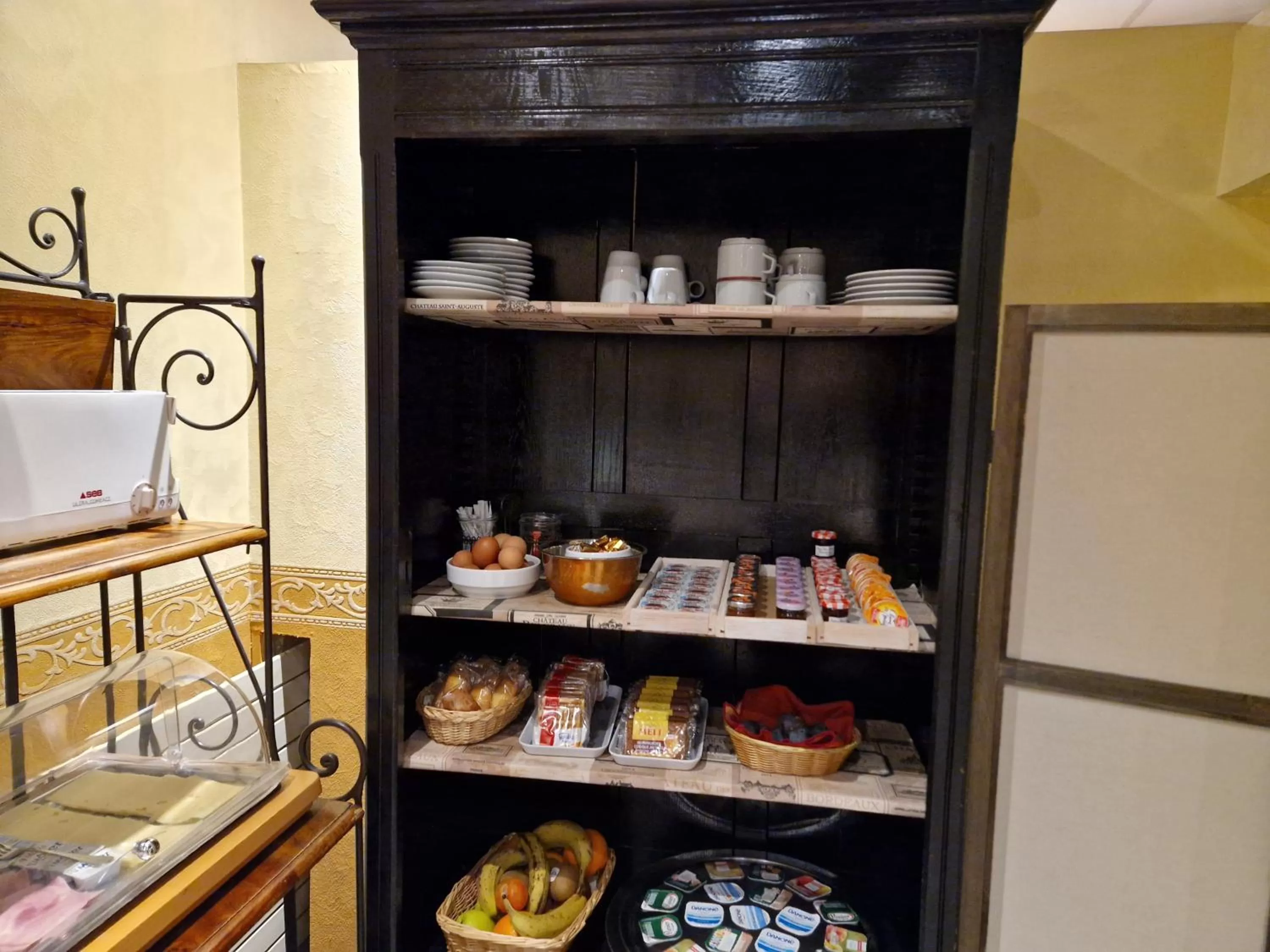 Buffet breakfast in Logis Hôtel Les Airelles Neufchâtel En Bray