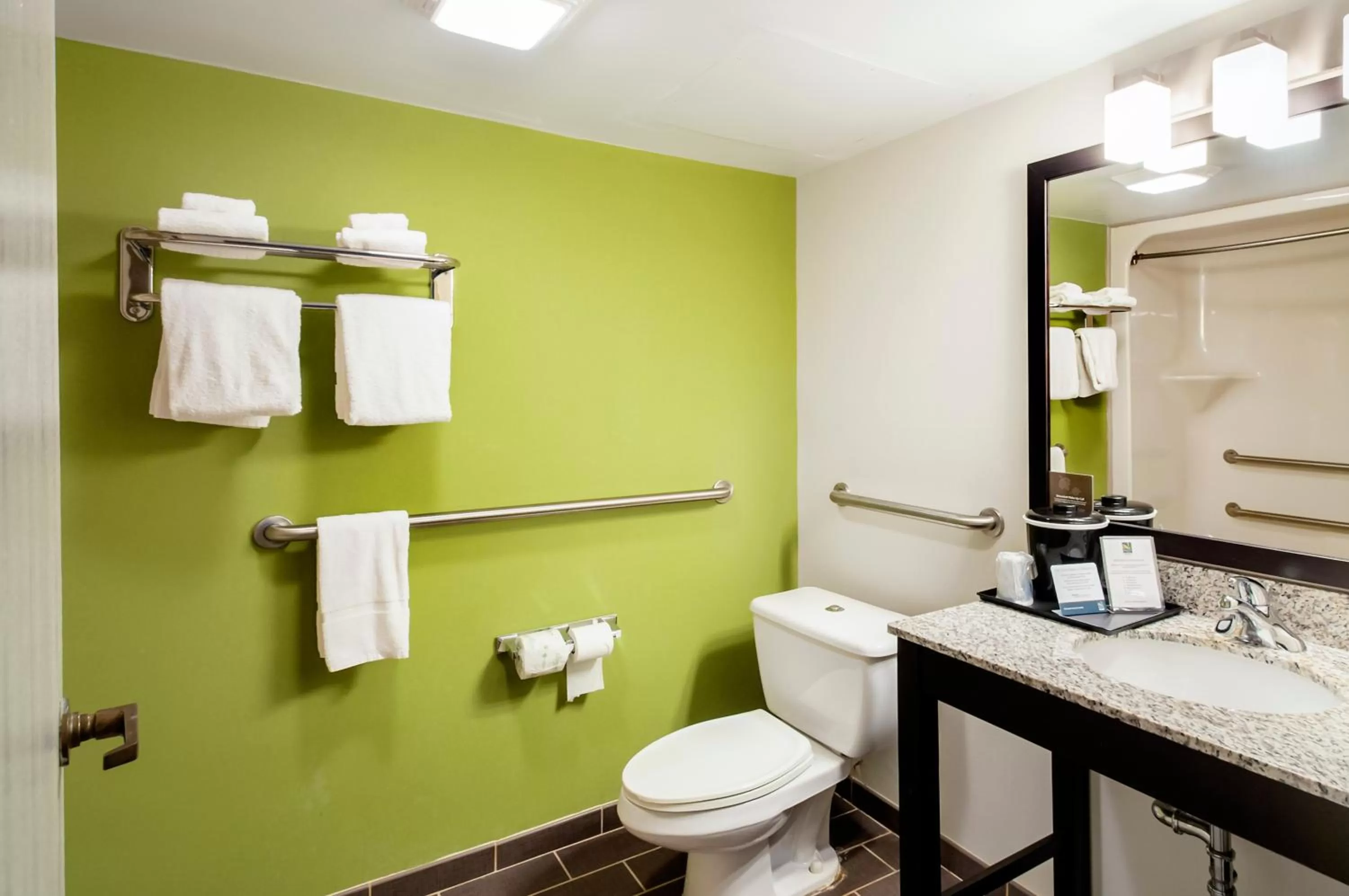 King Queen - Disability Access/Non-Smoking in Quality Inn Grasonville near Kent Island