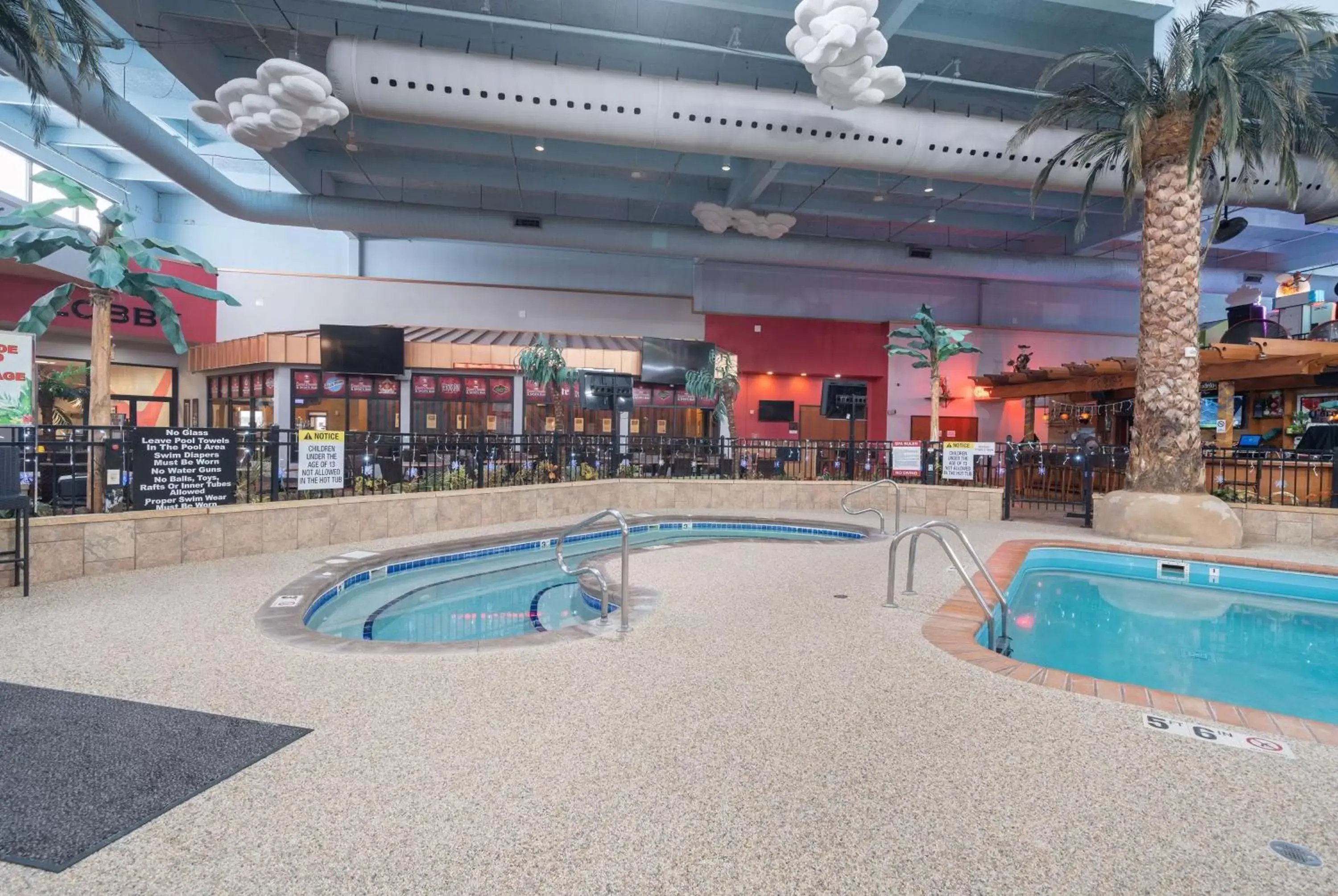 Swimming Pool in Ramada by Wyndham Sioux Falls Airport - Waterpark Resort & Event Center