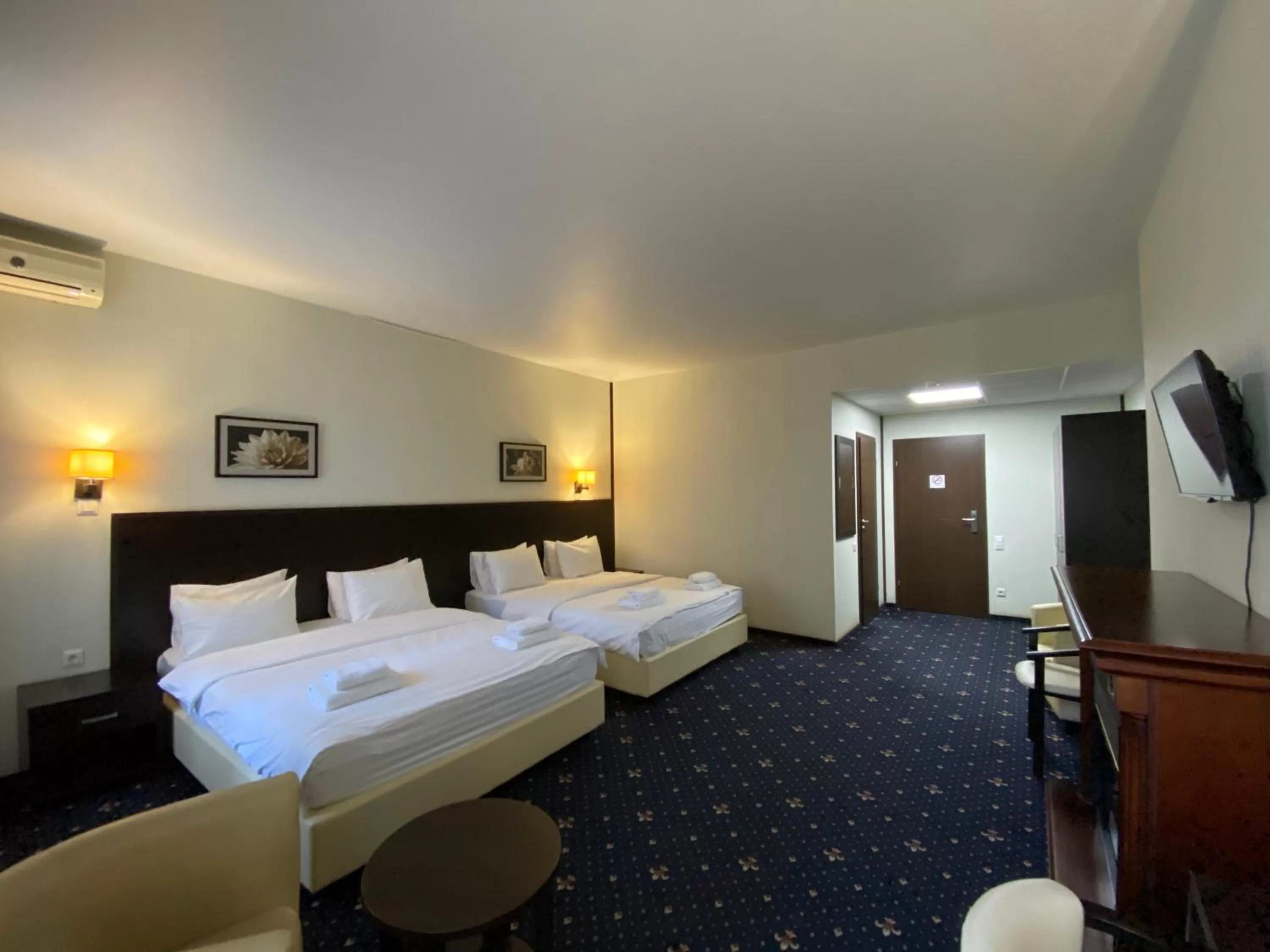 Photo of the whole room, Bed in irisHotels