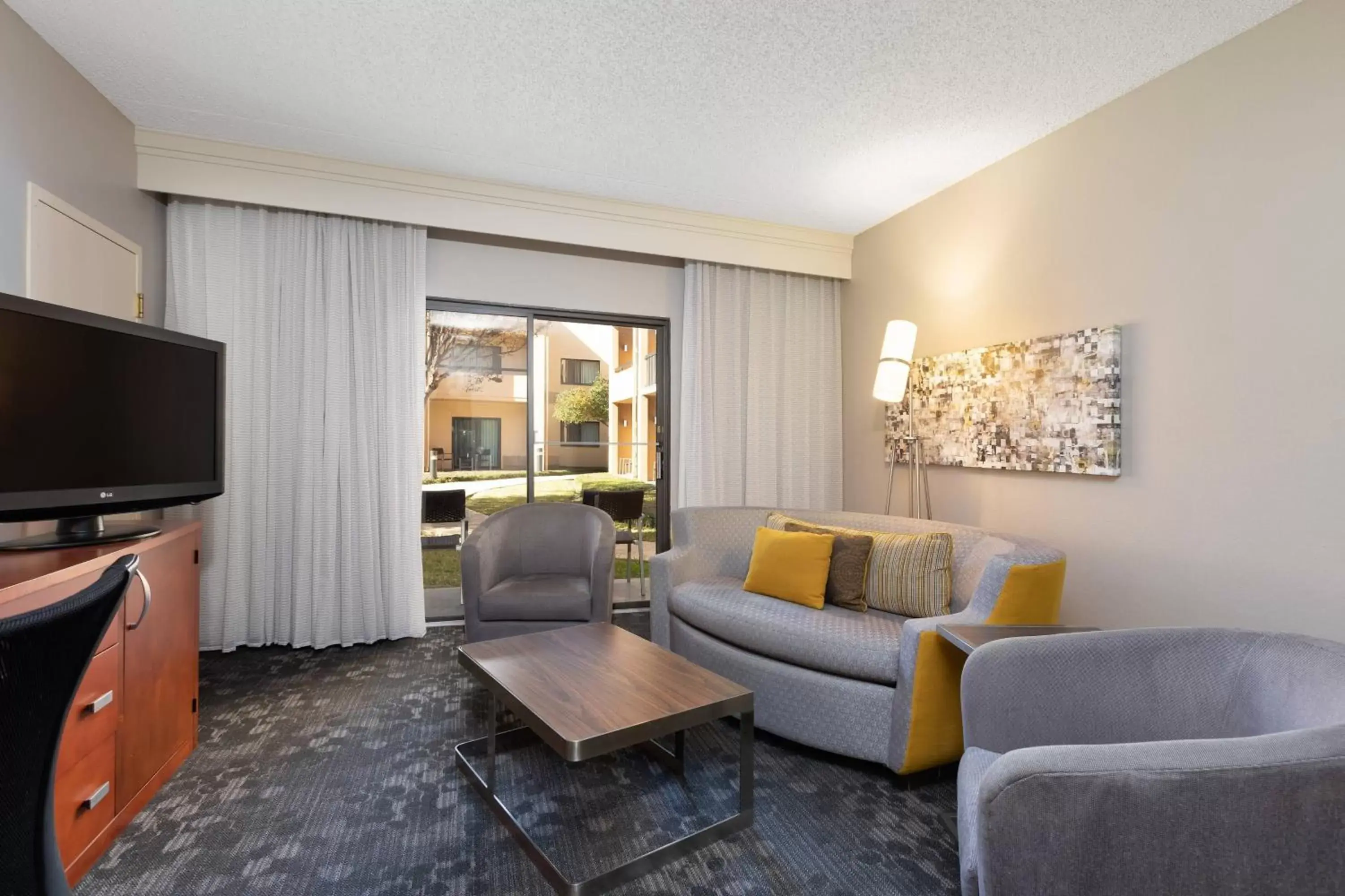 Living room, Seating Area in Courtyard by Marriott Dallas-Fort Worth/Bedford