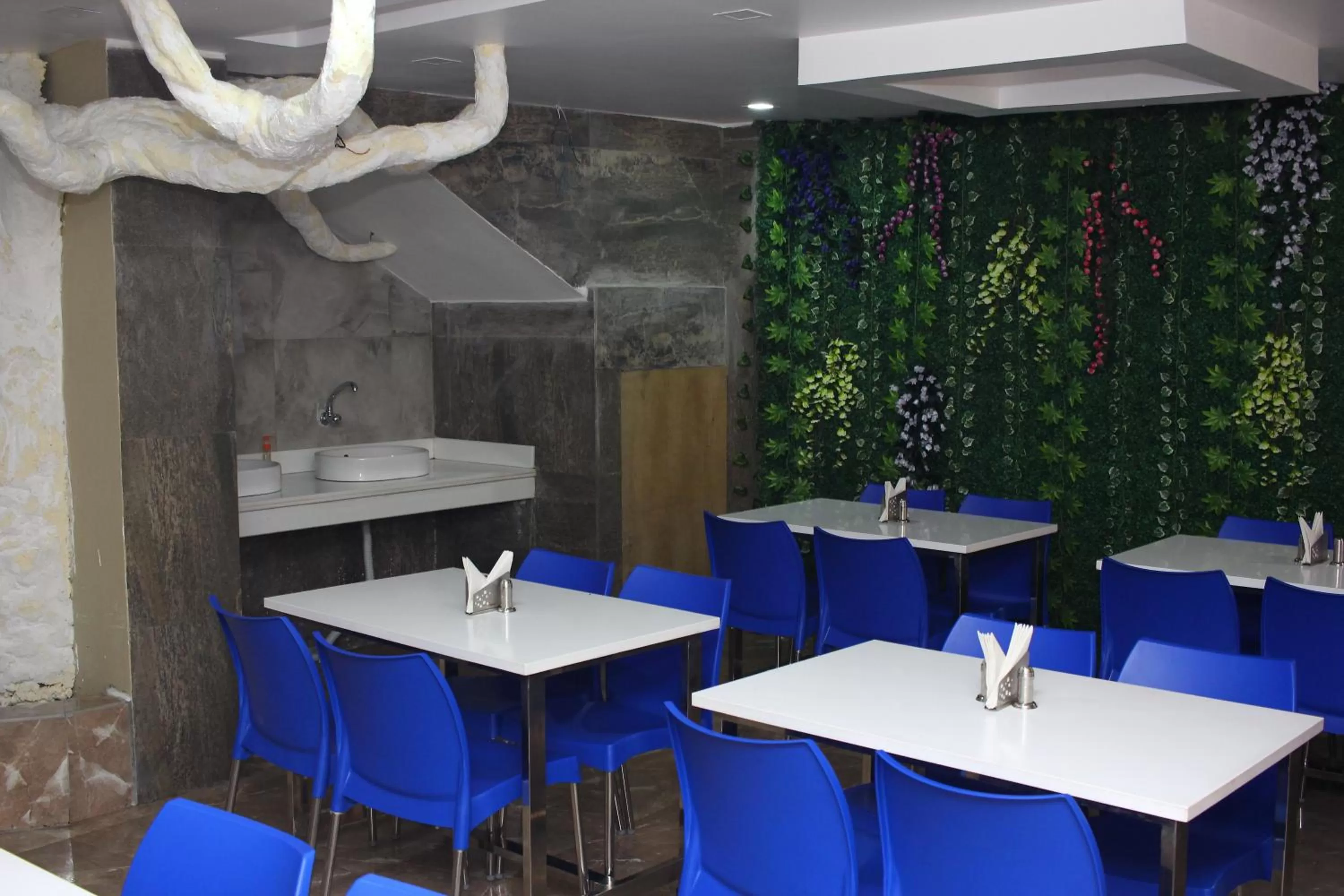 Restaurant/places to eat in Hotel Shreemoyee Inn - Kamakhya Temple