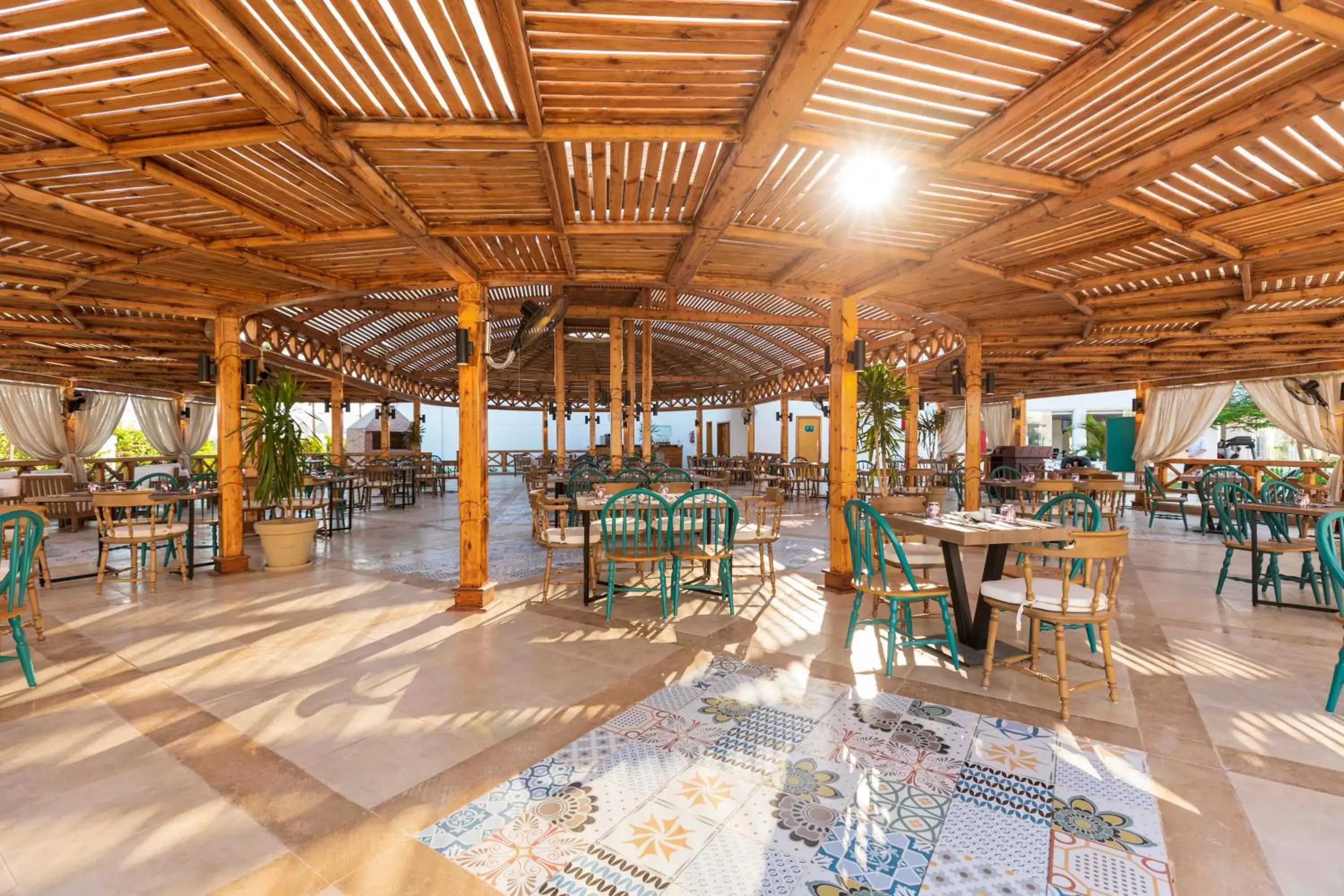 Restaurant/Places to Eat in Sunrise Remal Resort