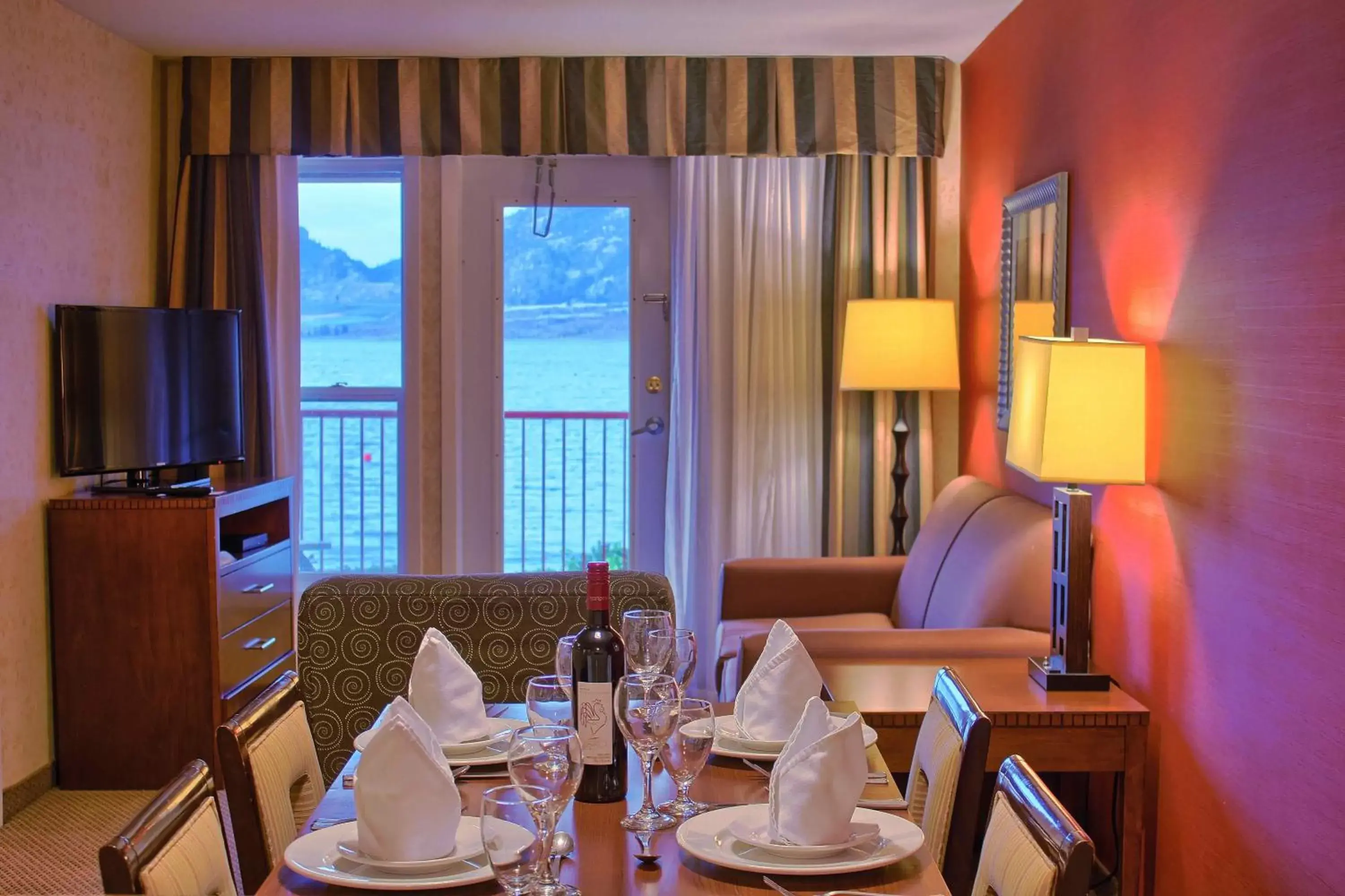 Restaurant/Places to Eat in Holiday Inn Hotel & Suites Osoyoos, an IHG Hotel